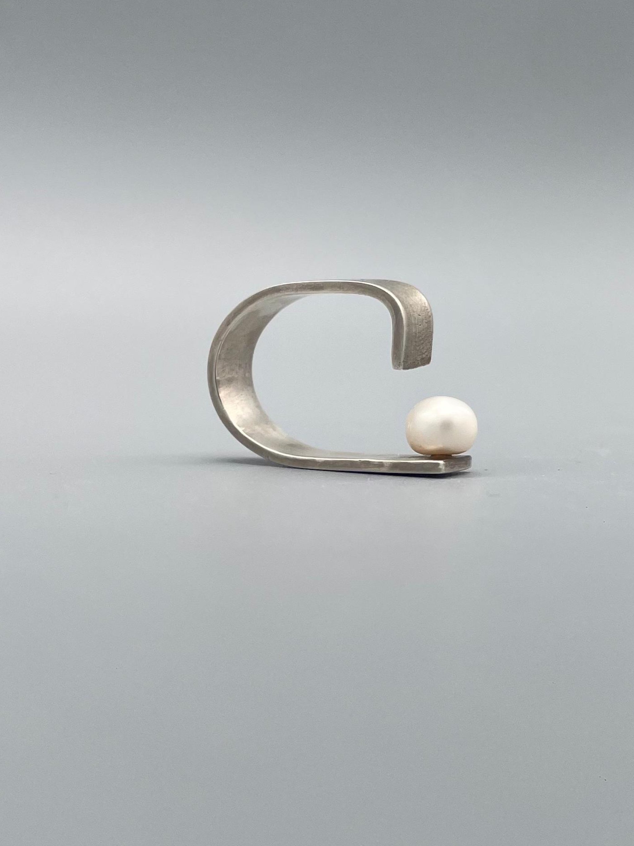 Liz Huberman per Crepundia Gioielli. Anello Clave Perla