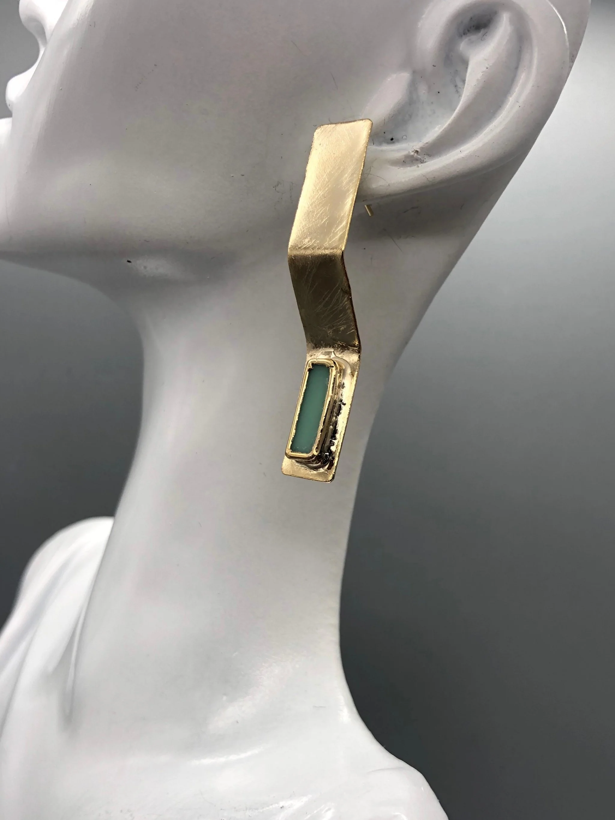 Orecchini Virgola Verde in ottone dorato con inserti rettangolari in vetro di Murano verde.