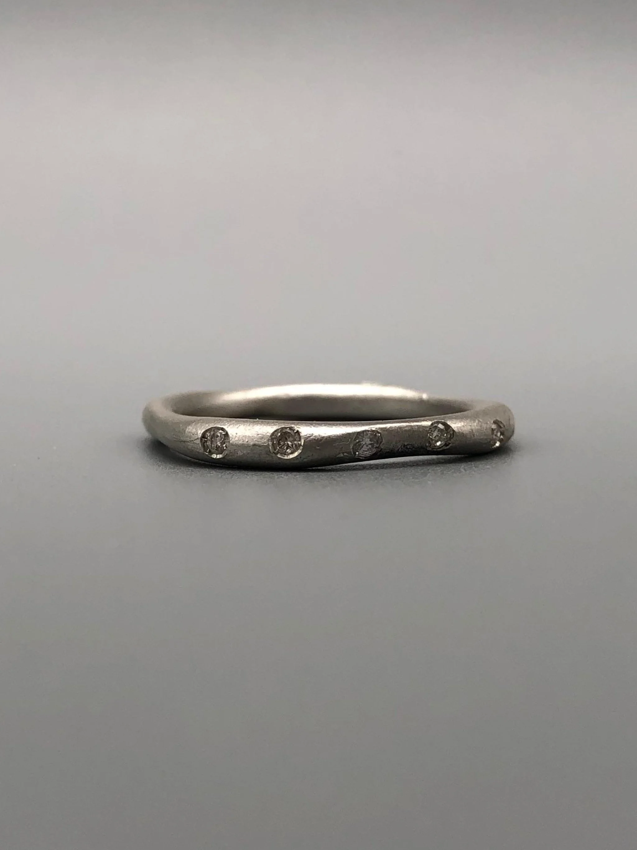 Interplay di Crepundia Gioielli, composizione di tre anelli in argento Full Wave, Wave e Flat 3, con diamanti per un totale di 0,12 ct. Interplay by Crepundia Gioielli, a set of three contemporary sil