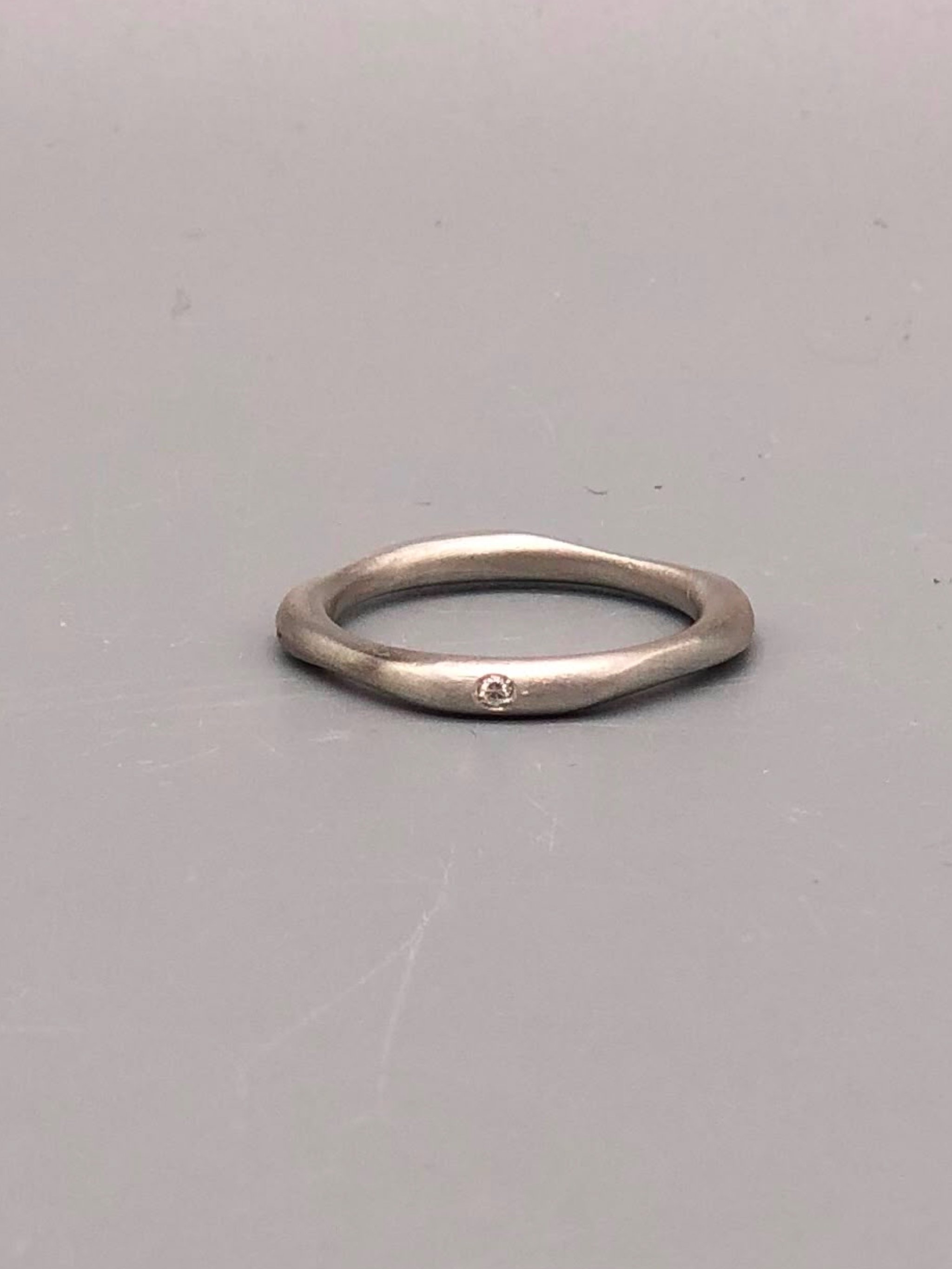 Anello Wave Diamond dal design contemporaneo con diamante. Wave Diamond contemporary ring featuring a diamond.