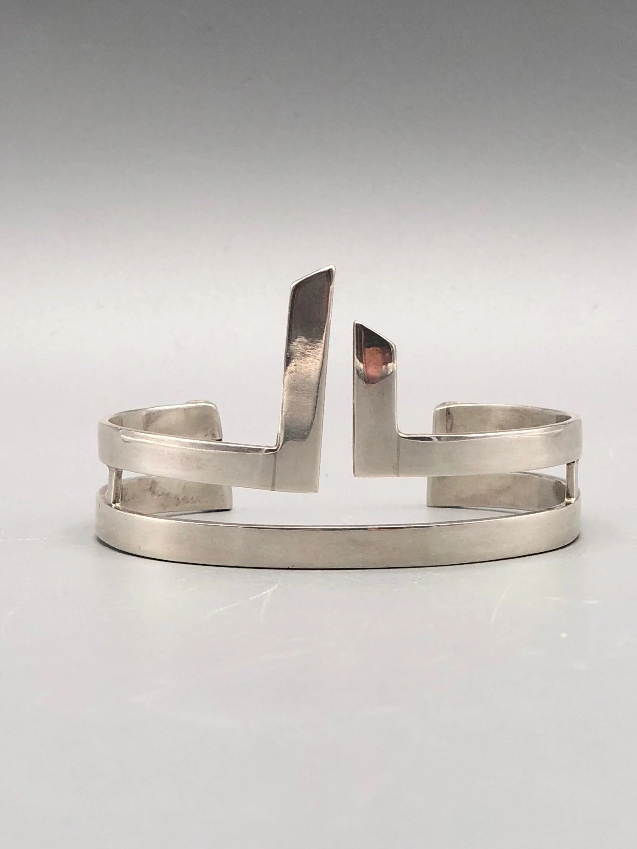 Sterling silver rigid cuff bracelet by Ariadna Segafredo for Crepundia Gioielli.
