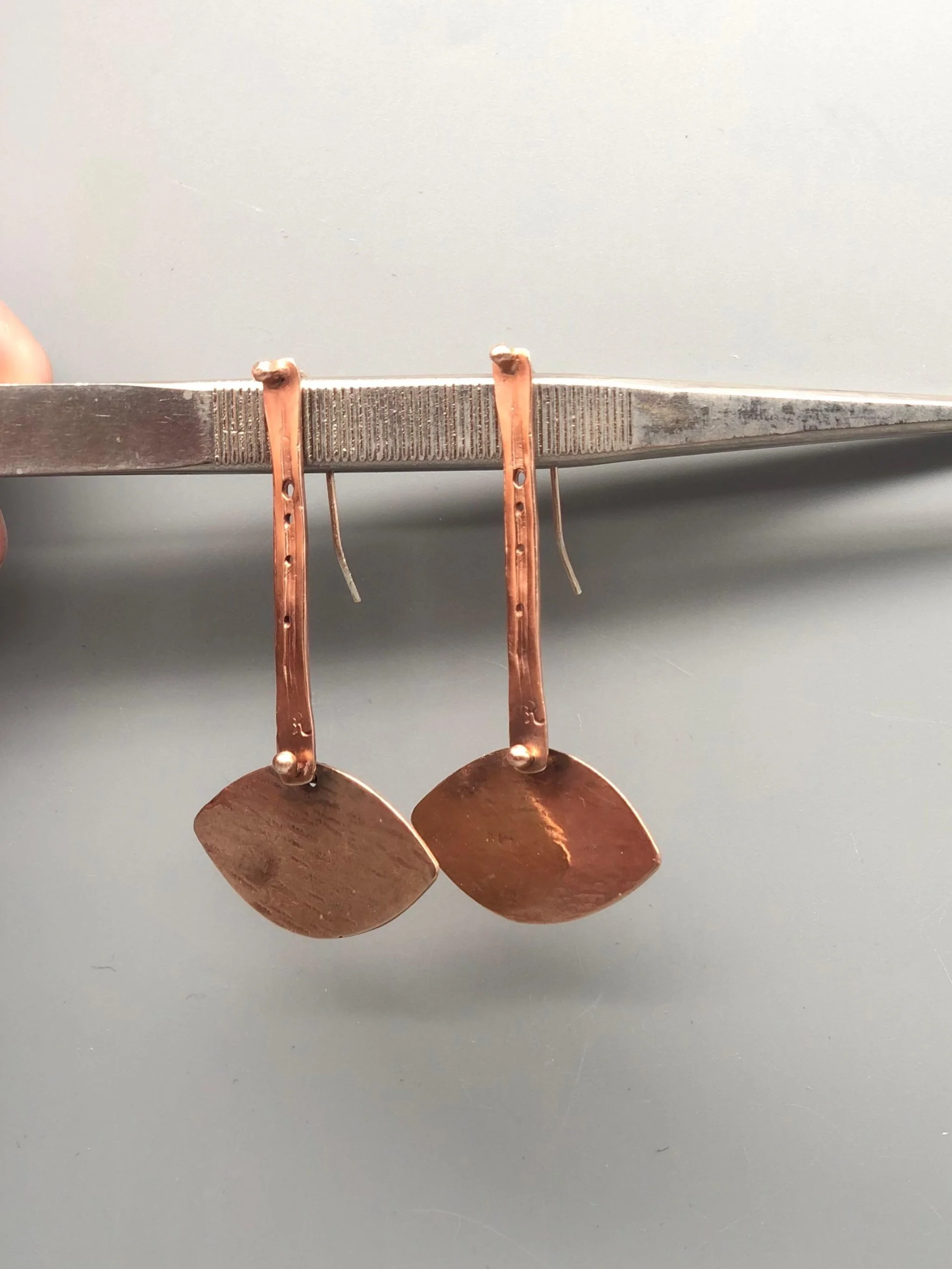 Orecchini Almendra di Gabriel Reinoso in bronzo e argento. Gabriel Reinoso Almendra earrings in bronze and silver.