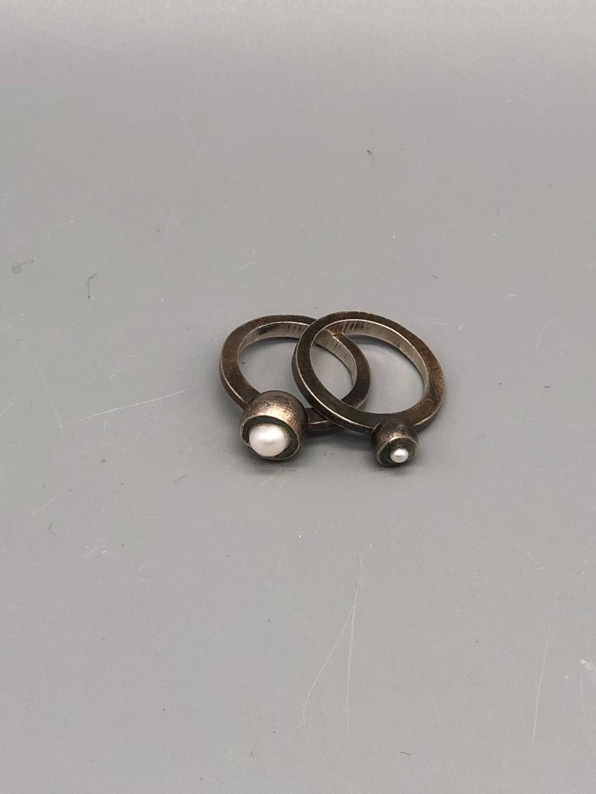 Contemporah Bulls rings in oxidized sterling silver with Japanese pearl — Crepundia Gioielli Bologna