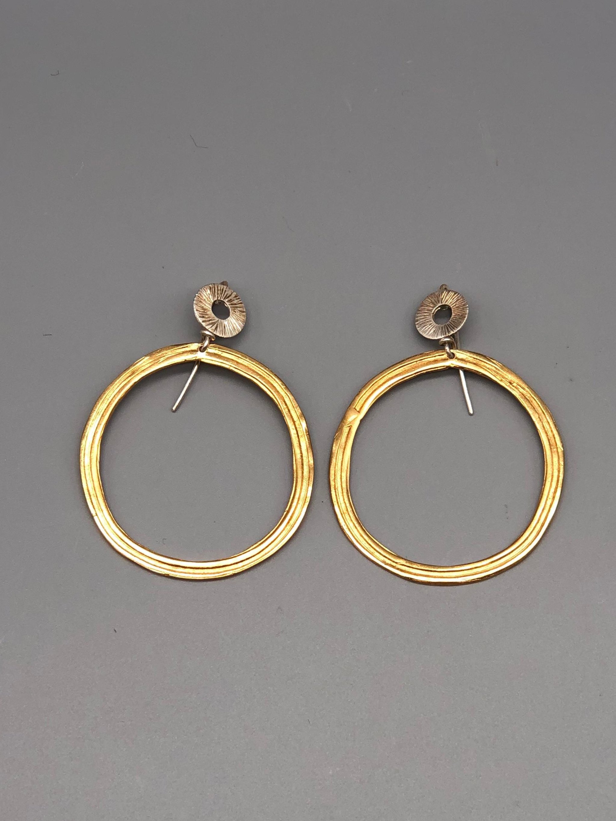 Orecchini Cerchio argento e bronzo placcato oro 18 carati Crepundia Gioielli — Crepundia Bologna contemporary circular structure earrings