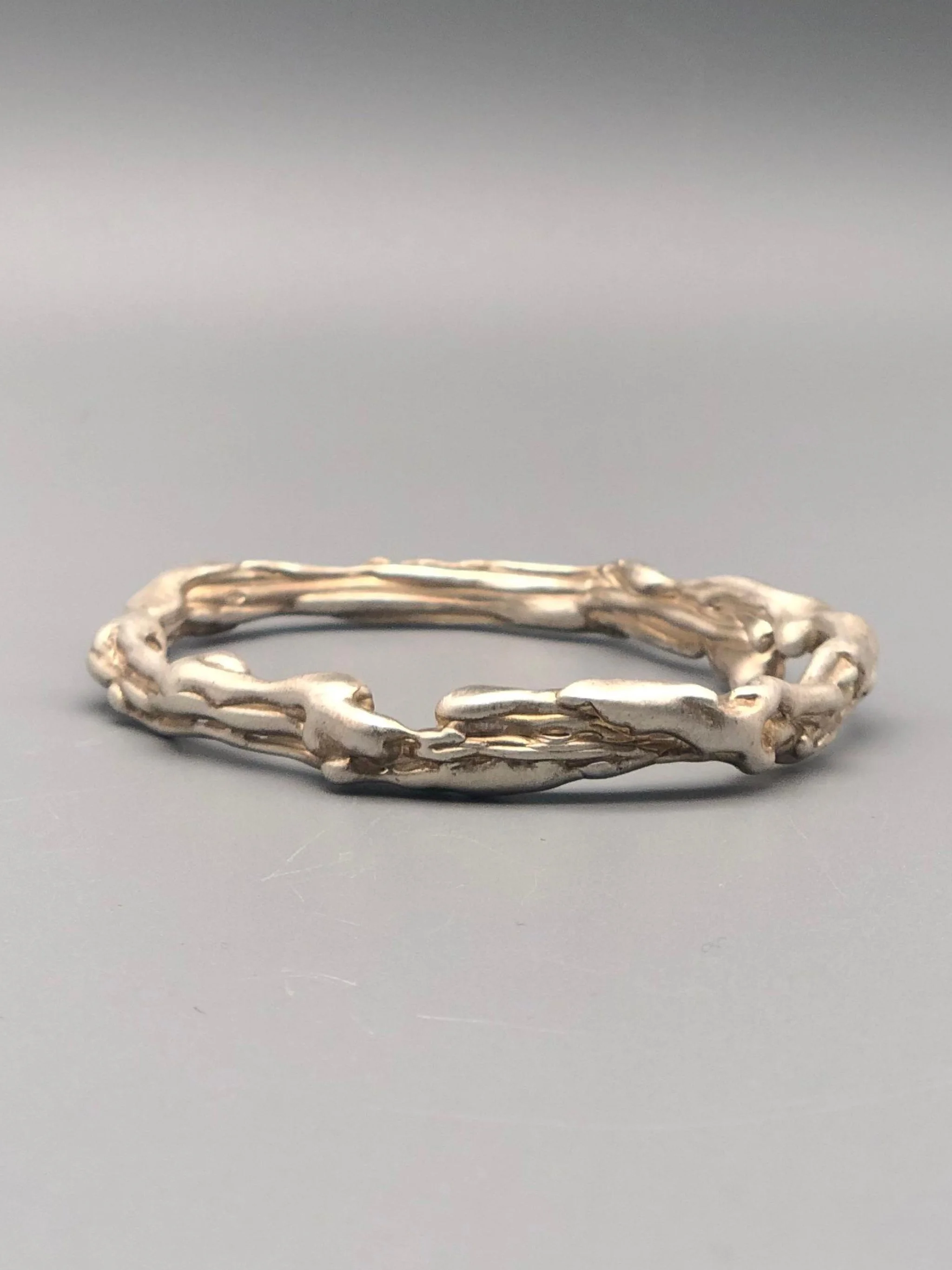 Textured Halo bracelet in sterling silver with organic structure — contemporary jewelry at Crepundia Bologna