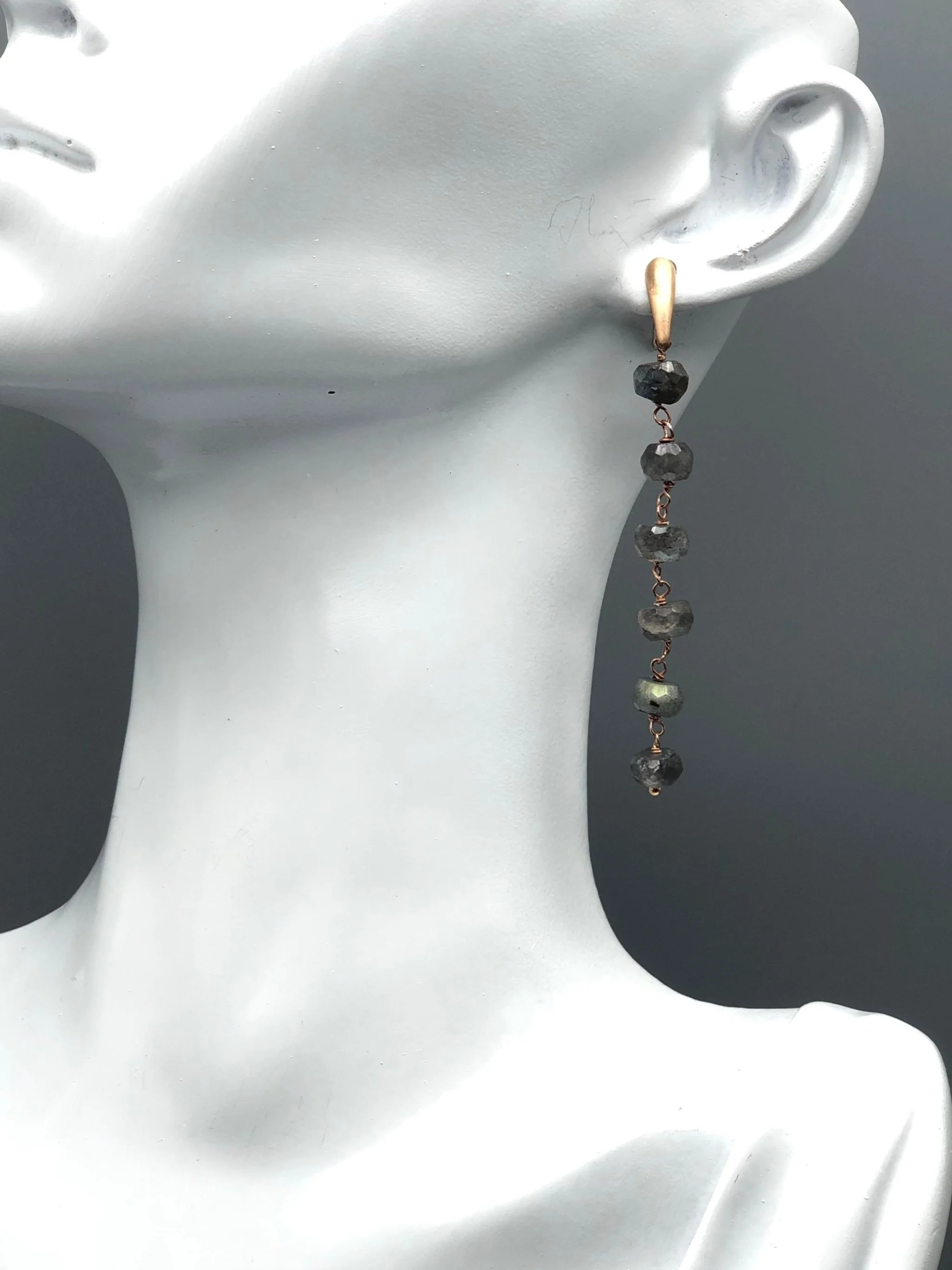 Still Drops 12 earrings by Crepundia Gioielli Bologna in bronze and labradorite with blue reflective flashes
