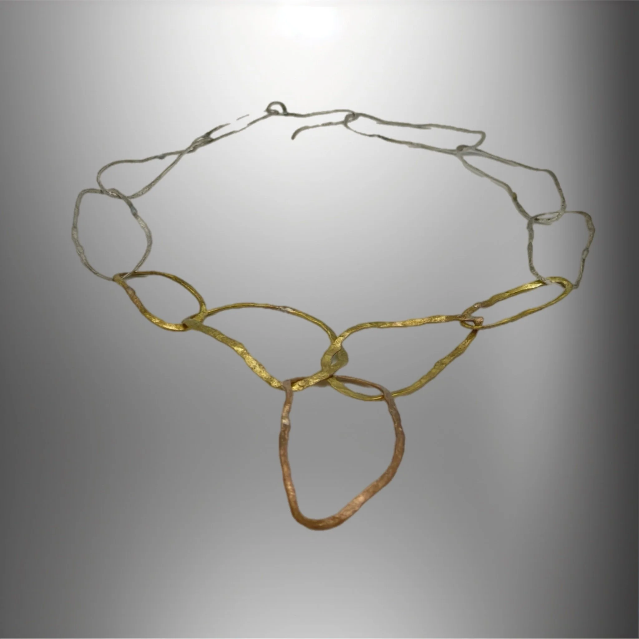 Collana fatta a mano con anelli di metallo dorato e argentato