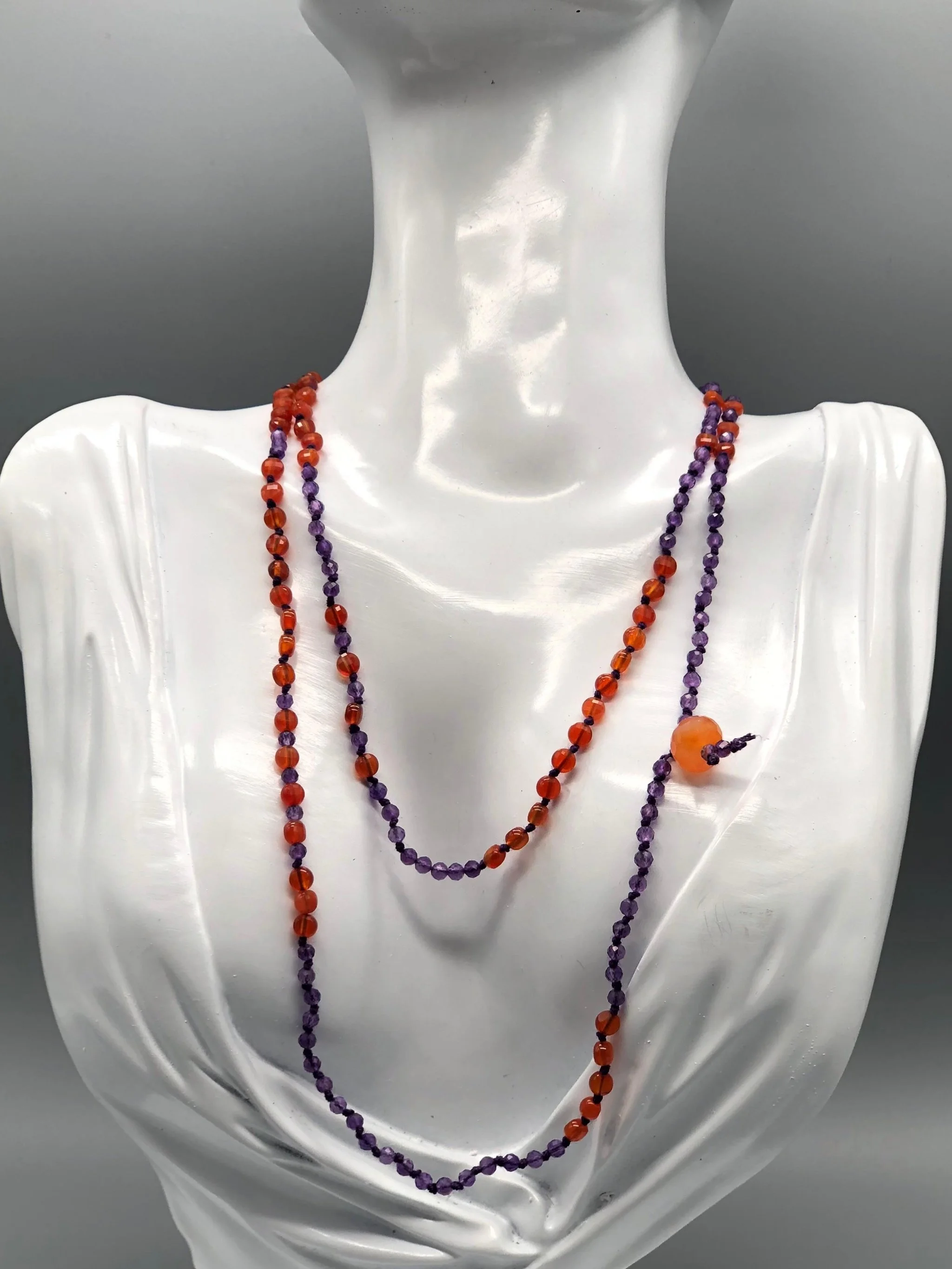 Chromatic amethyst and carnelian necklace with violet thread by Crepundia