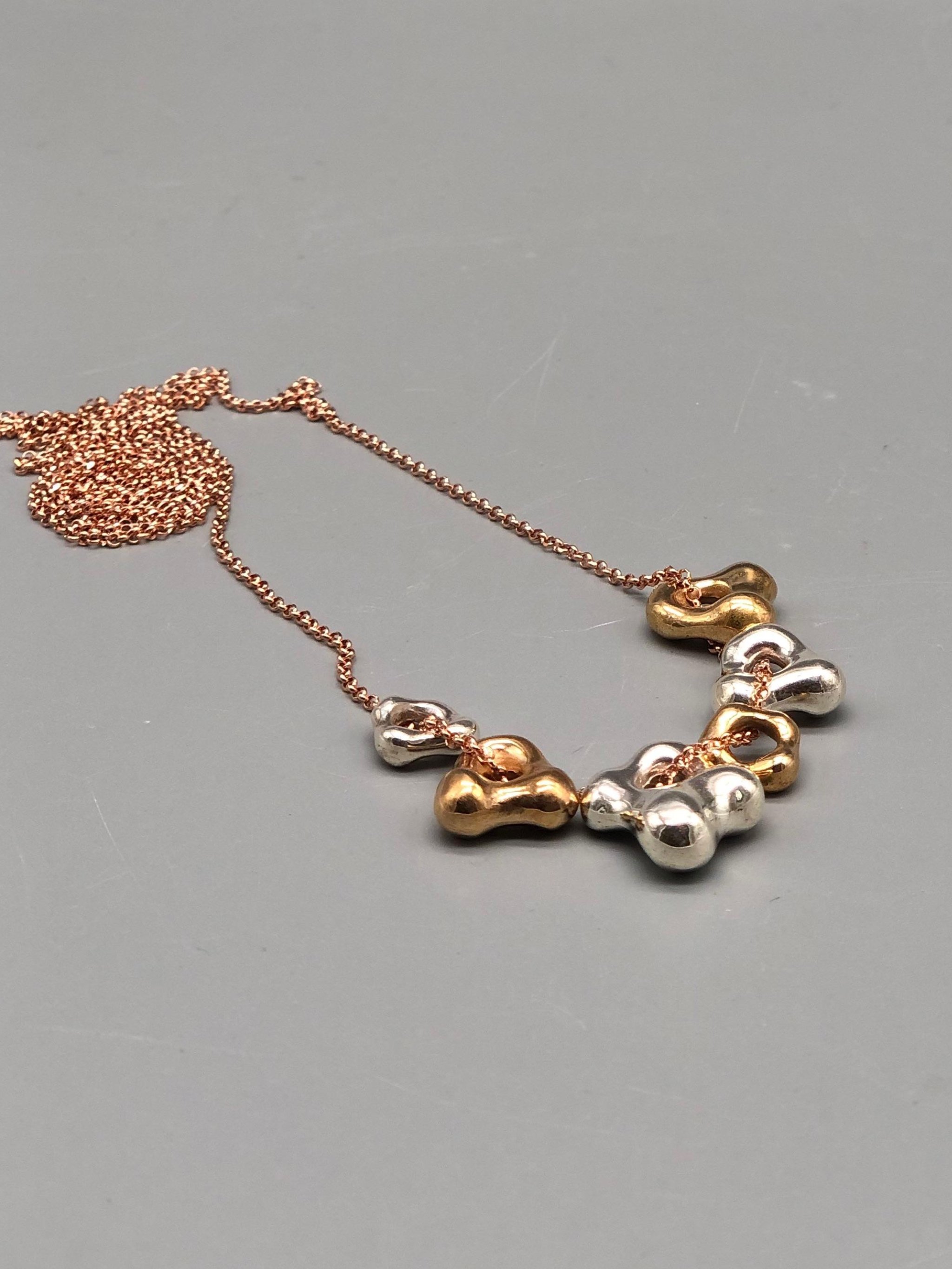 Ciondoli Organici
Organic Pendants

Piccole sculture da indossare.
Small sculptures to wear.
Floret Gioielli per Crepundia Gioielli Bologna
Floret Jewelry at Crepundia Gioielli Bologna