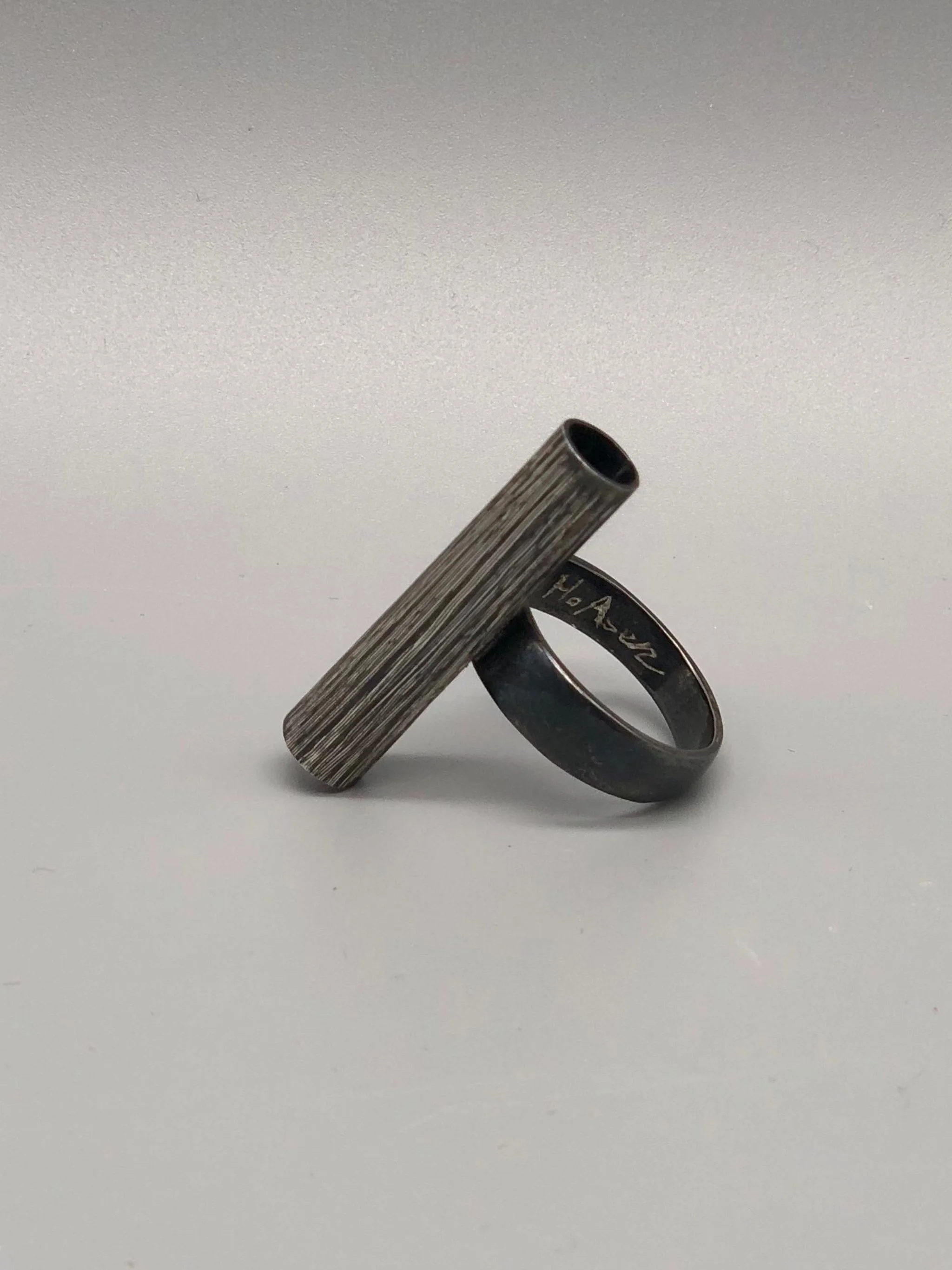 Anello Zebra Tube HoAsen Jewelry in argento 925 brunito con elemento cilindrico zigrinato — Crepundia Gioielli Bologna