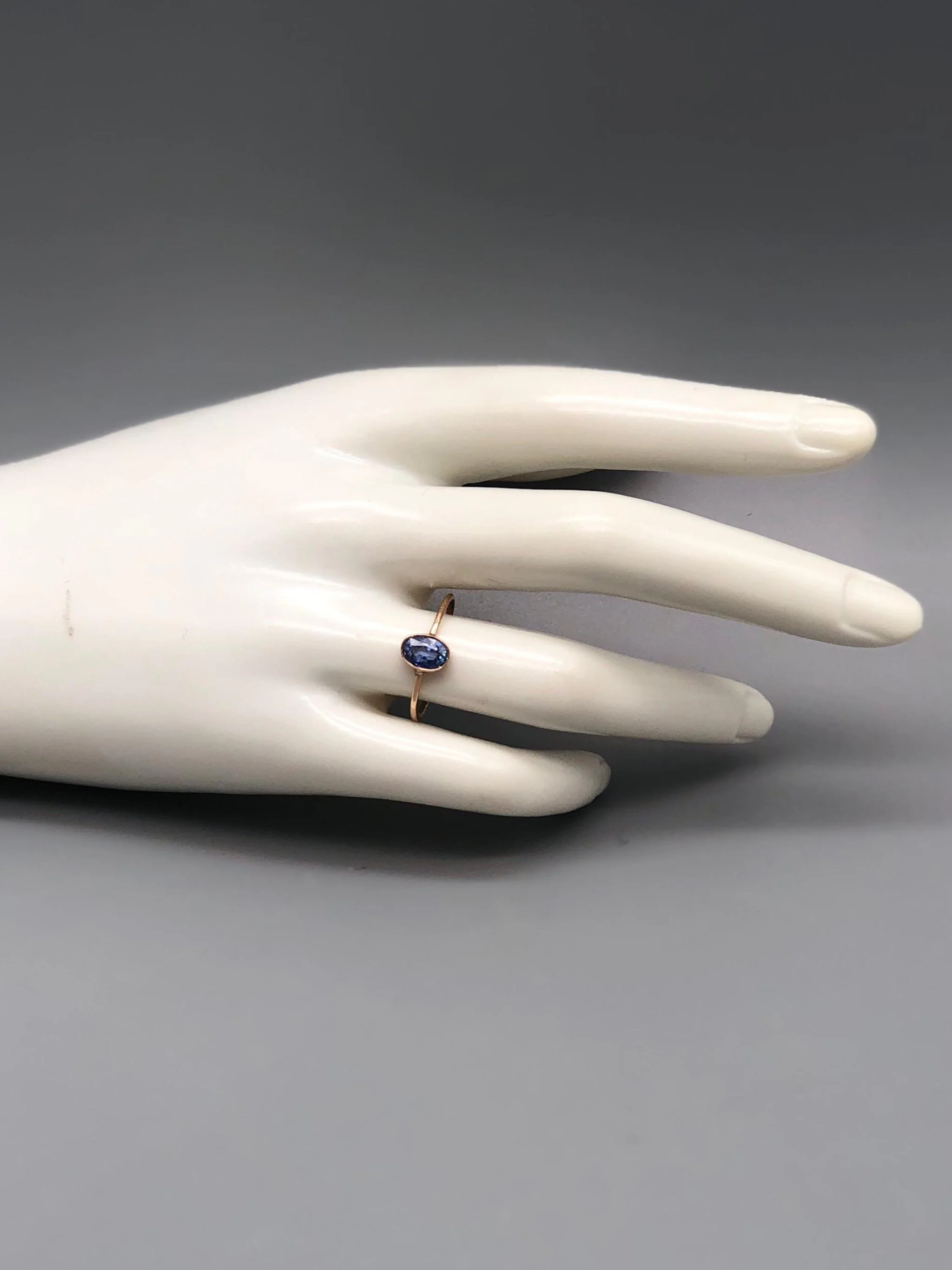 Anello in oro 14 carati con zaffiro azzurro Ceylon indossato – Maria Gioielli – Crepundia Gioielli Bologna