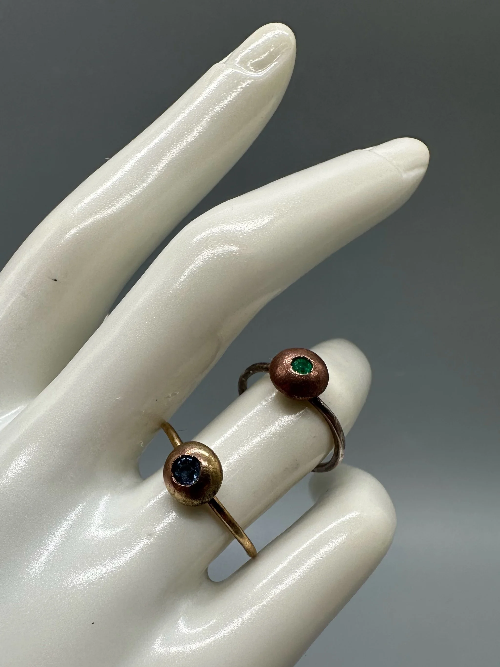 Anello BLOB di Crepundia Gioielli in argento e bronzo con smeraldo verde. BLOB ring by Crepundia Gioielli in sterling silver and bronze with green emerald.