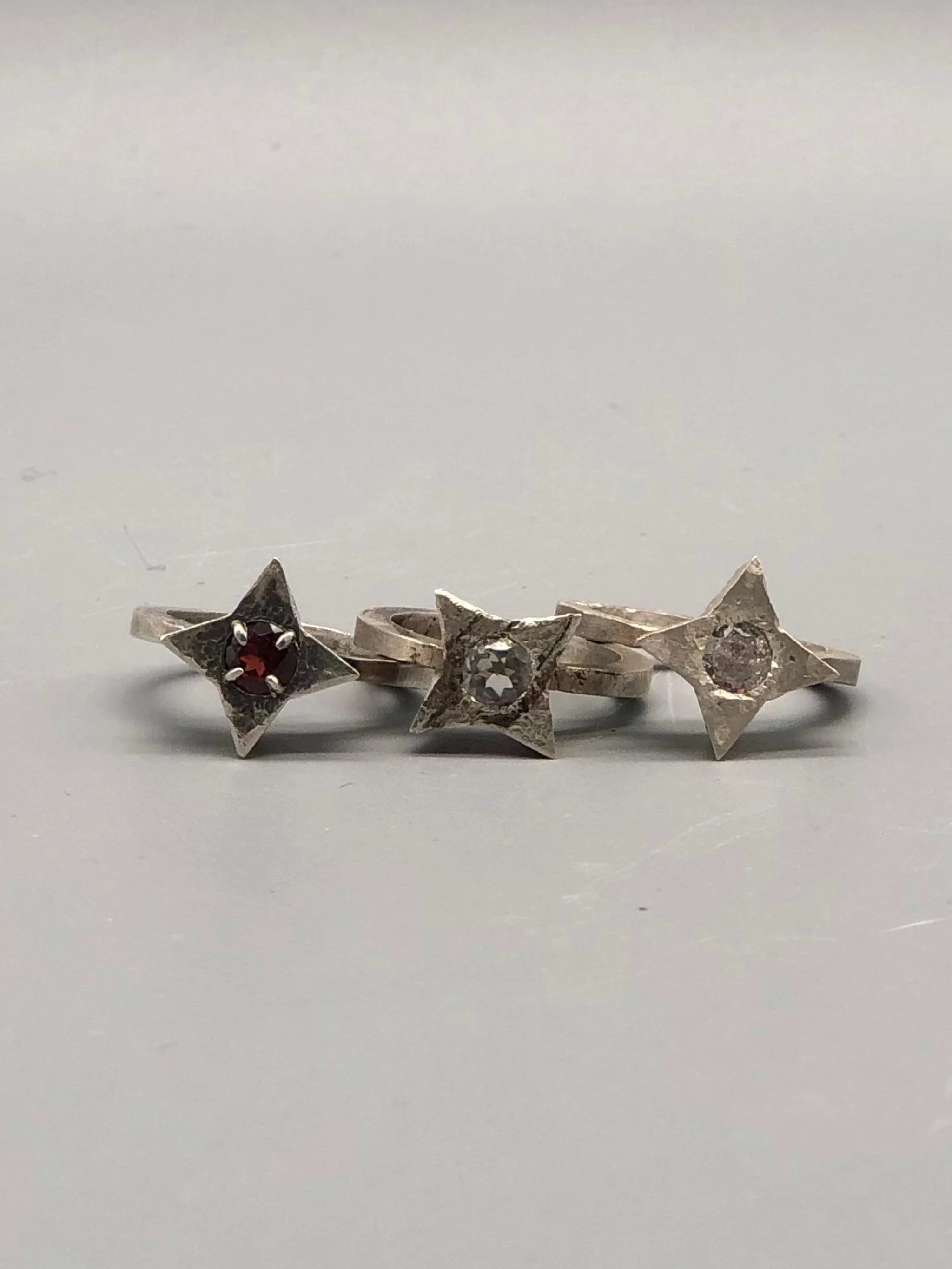 Contemporah Stars rings in sterling silver with faceted stones. Sculptural contemporary rings available at Crepundia Gioielli Bologna.