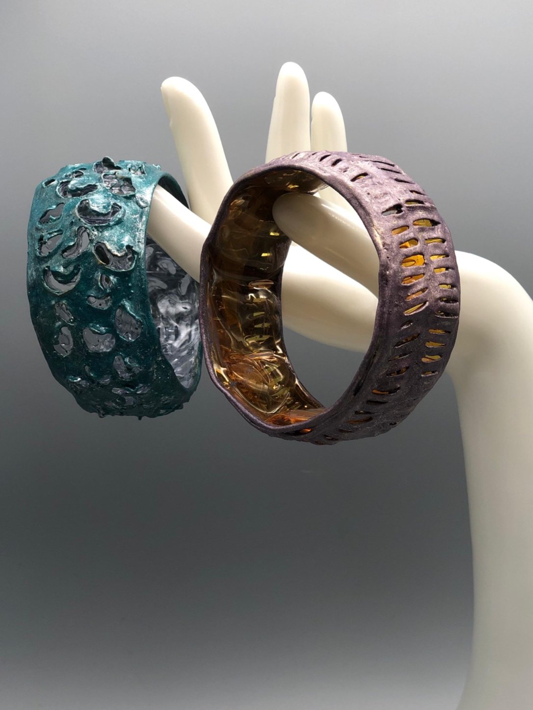 Bracciali in plastica riciclata con pigmenti metallizzati, superfici materiche e volumi irregolari che definiscono una presenza scultorea e contemporanea — Giovanna Ussani, Crepundia Gioielli — Crepundia Bologna
Bracelets in recycled plastic with met