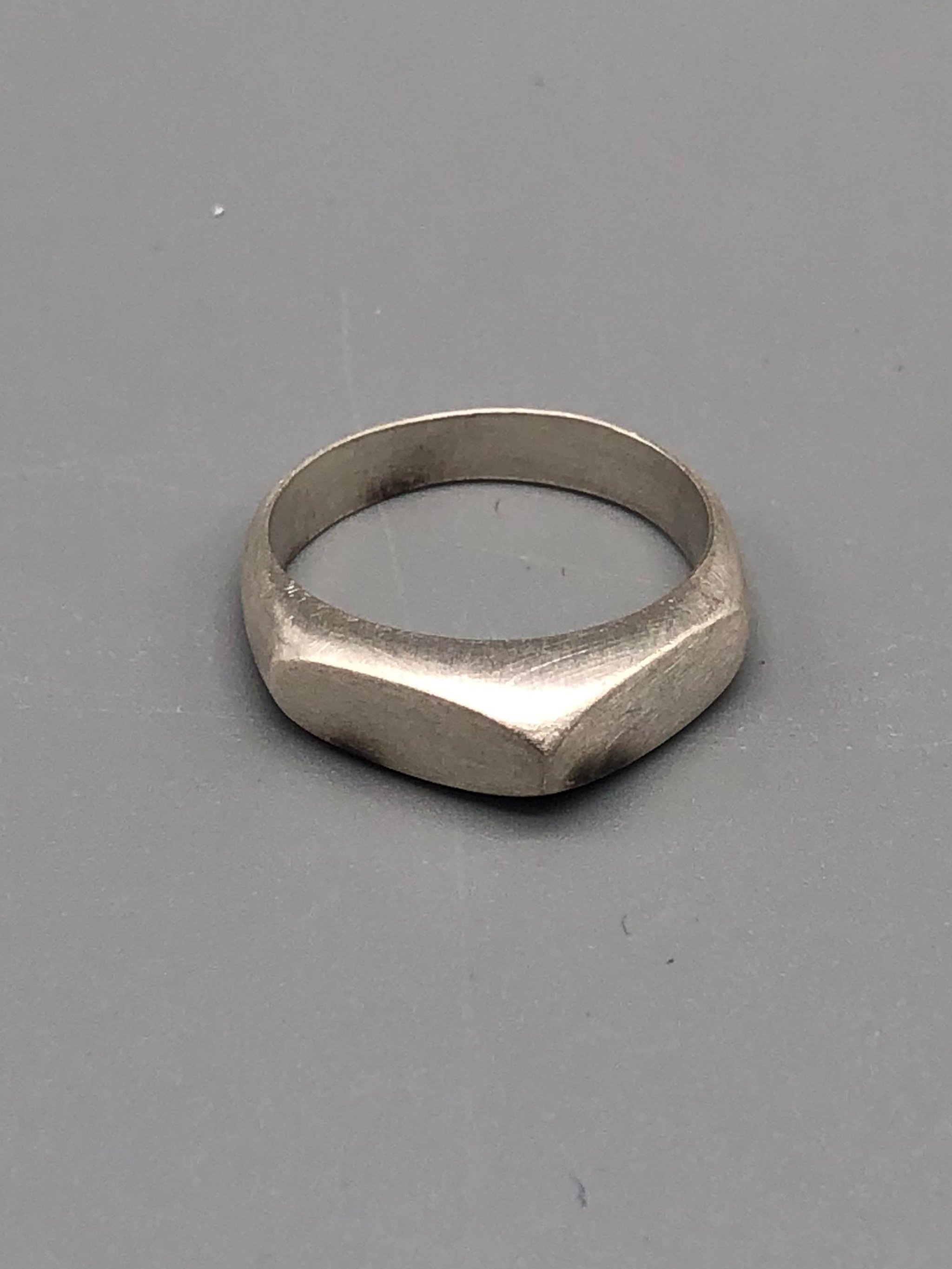 Anello Cuspide Crepundia in argento 925, con fascia geometrica, superfici sfaccettate e finitura satinata. Crepundia Cuspide ring in sterling silver 925, featuring a geometric band, faceted surface