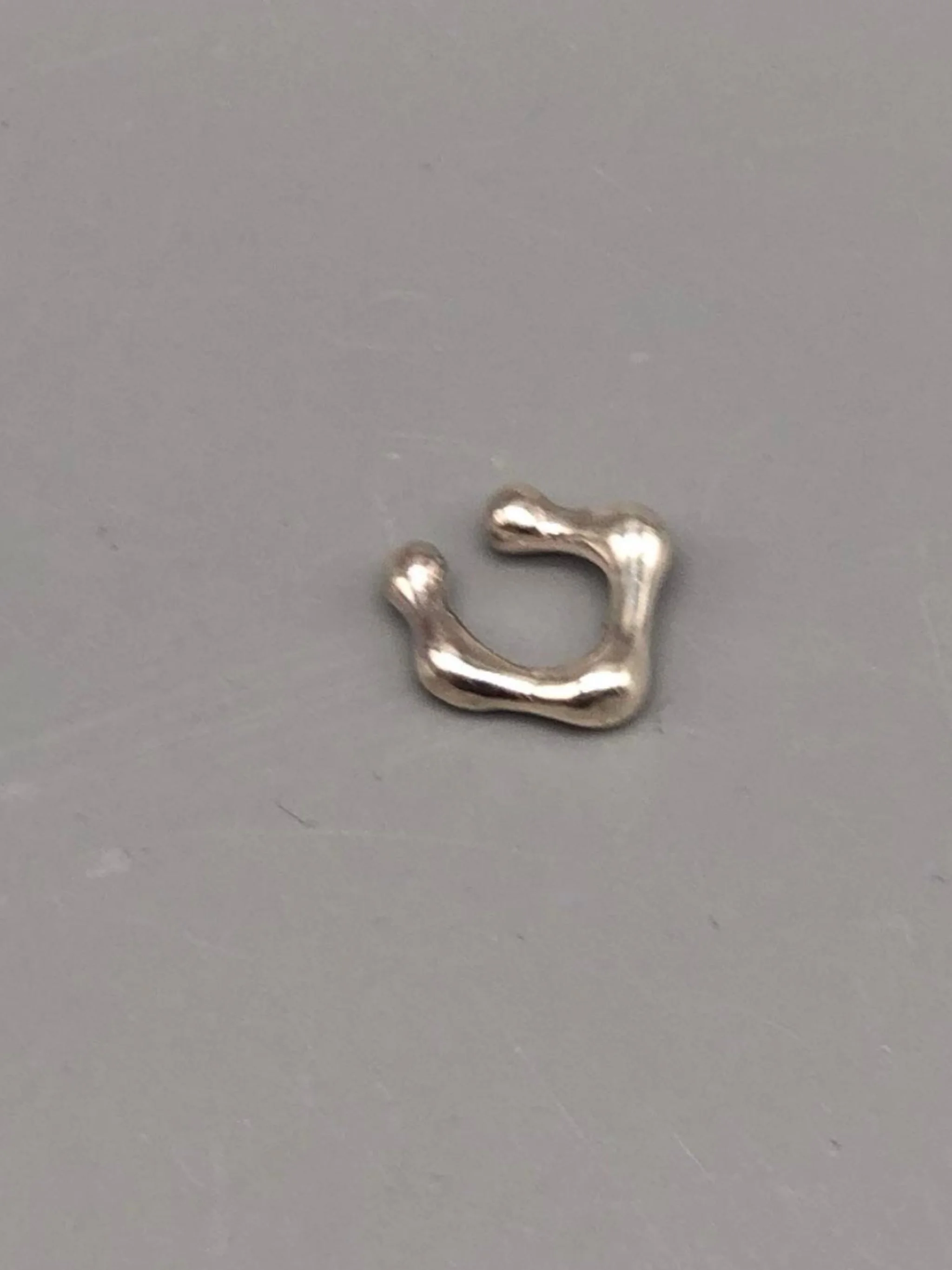 Earcuff artigianali in bronzo e argento di Floret Gioielli.