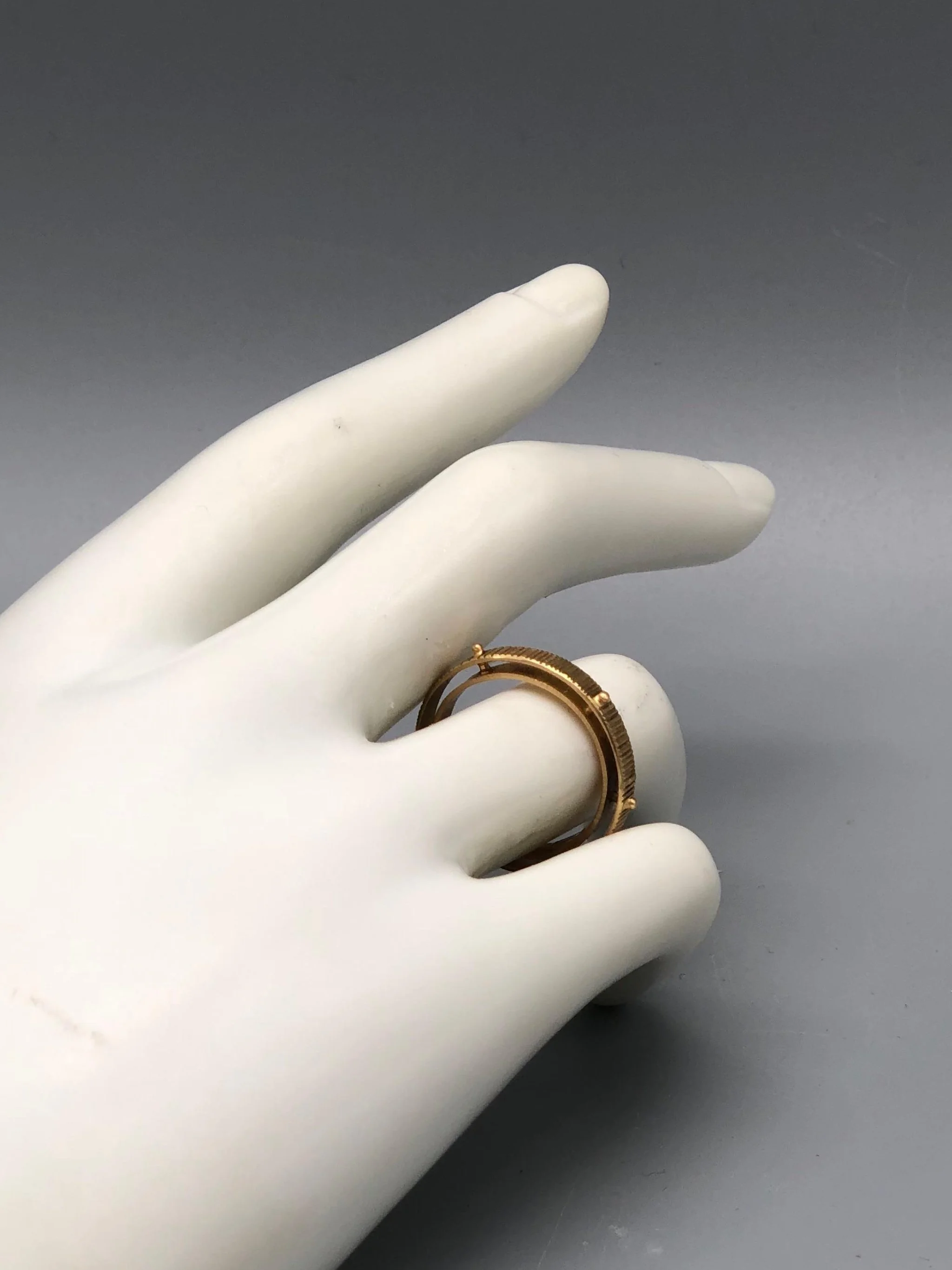 Rosario textured gold ring by Marco Mangàni – Crepundia Gioielli Bologna