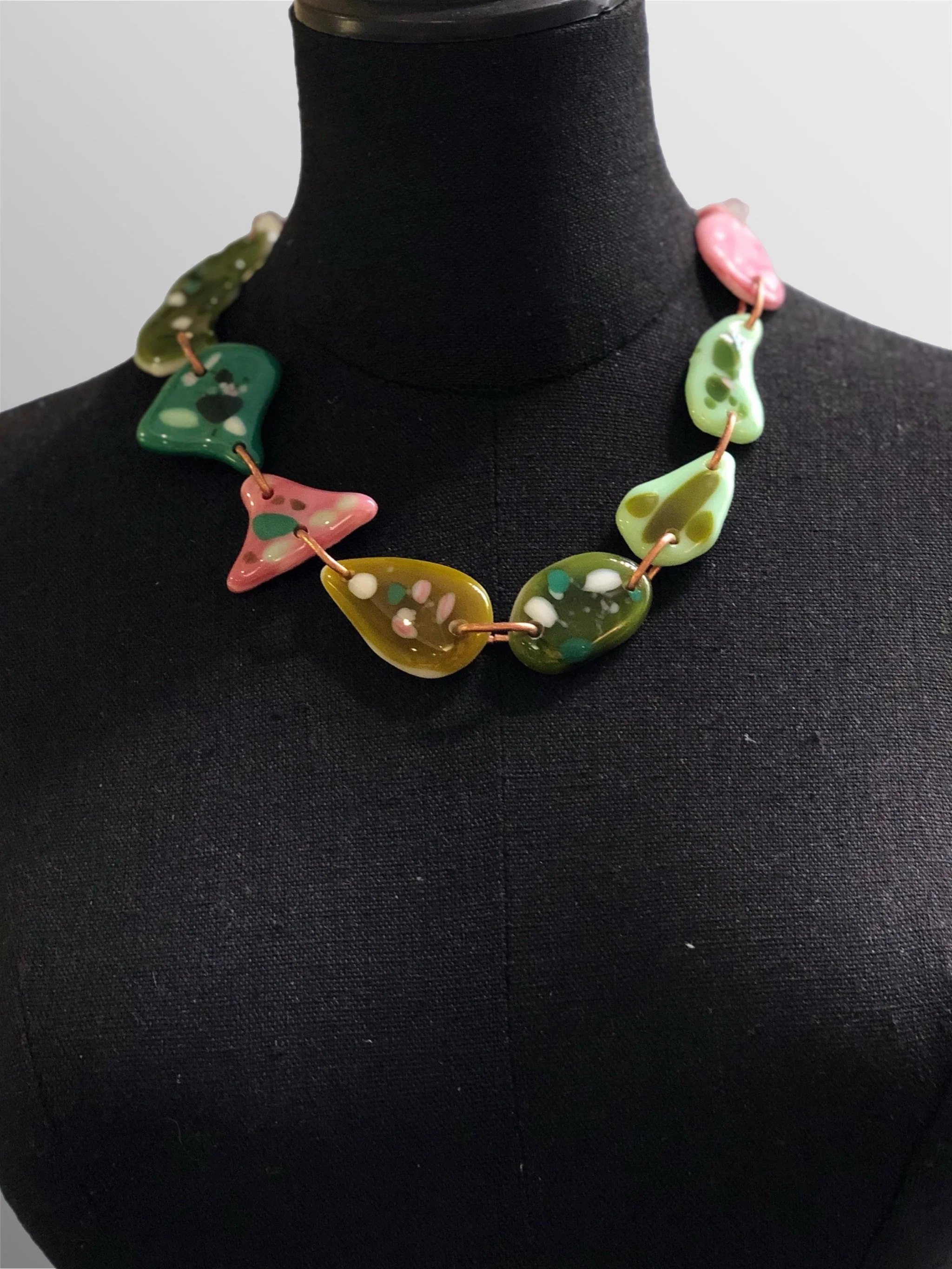 Manumara Murano glass and copper necklace in green and pink for Crepundia Gioielli Bologna. / Collana Manumara in vetro Murano e rame verde e rosa per Crepundia Gioielli Bologna.