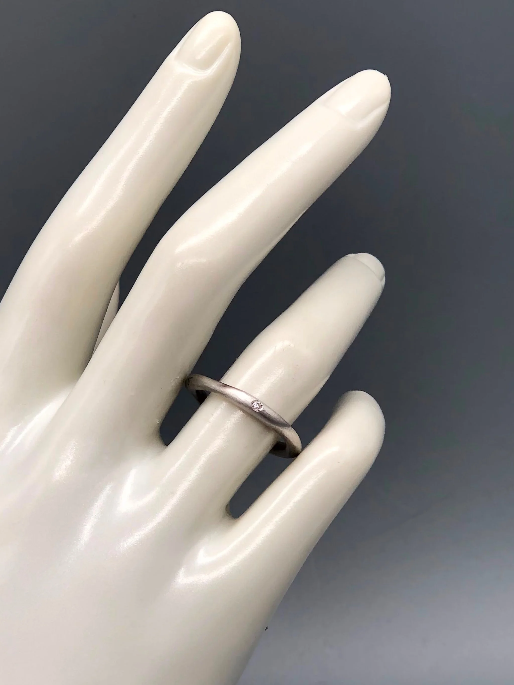 Anello Wave Diamond dal design contemporaneo con diamante. Wave Diamond contemporary ring featuring a diamond.