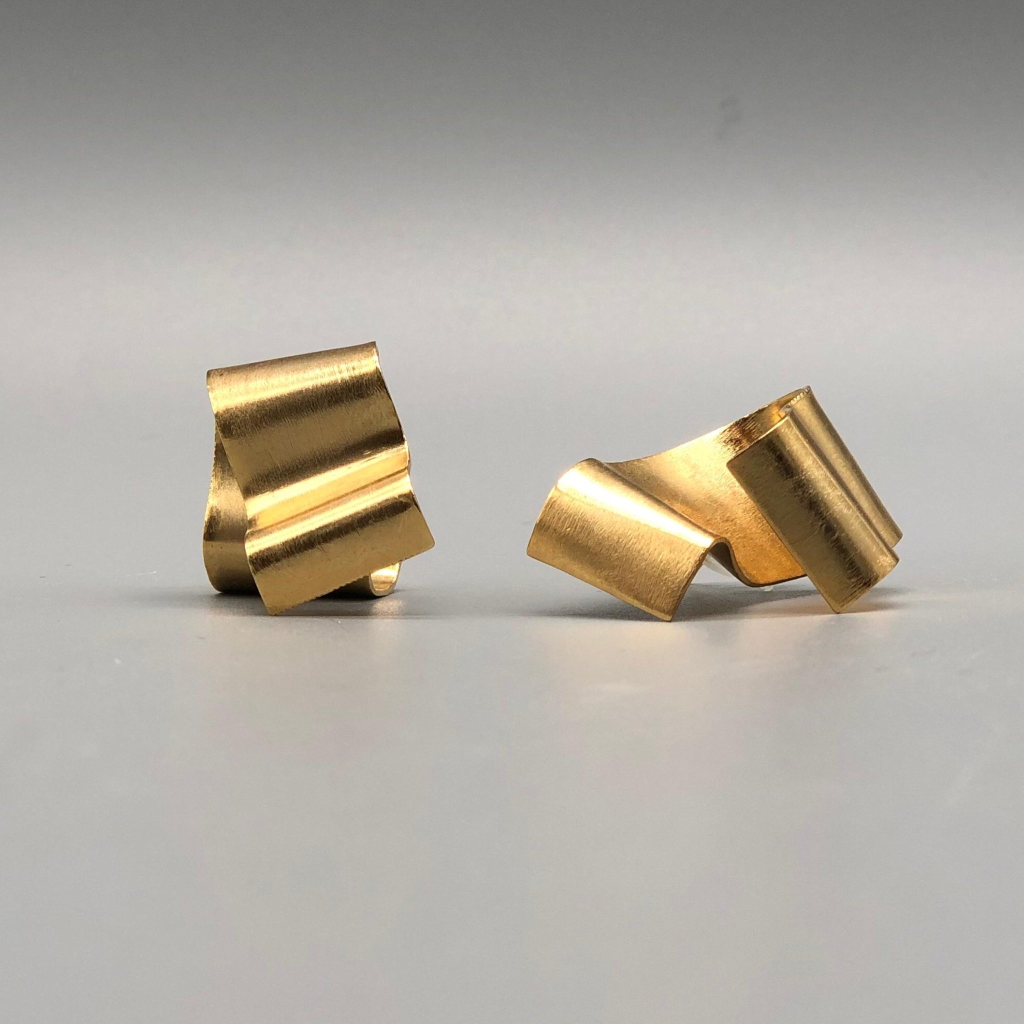 Orecchini in ottone dorato Cacu Lab per Crepundia Gioielli Bologna — sculptural gold brass earrings contemporary design