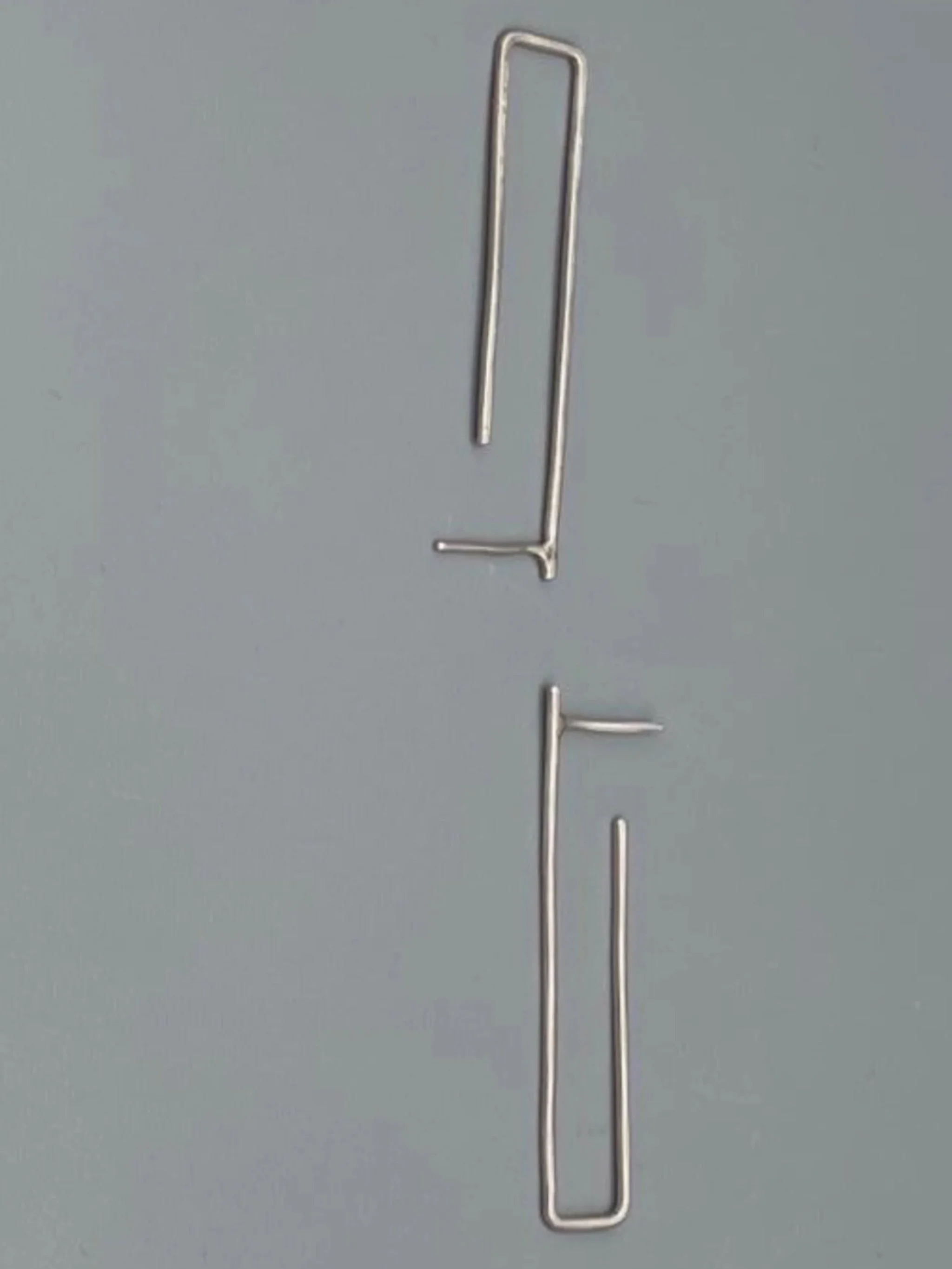 Orecchini .111 Crepundia in argento 925, dalla forma geometrica allungata e minimale.