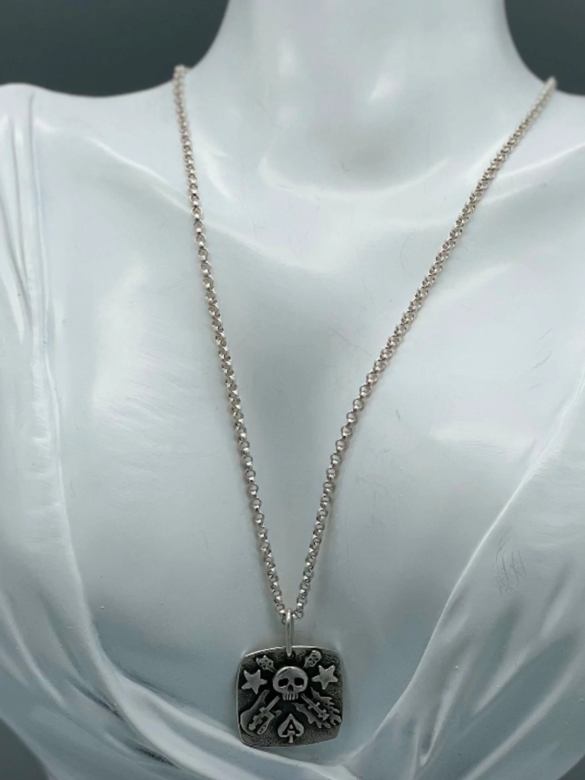 Sonja Markhoff The Ace of Spades Tribute to Rock pendant in sterling silver, rock-inspired contemporary jewelry by Crepundia Gioielli Bologna