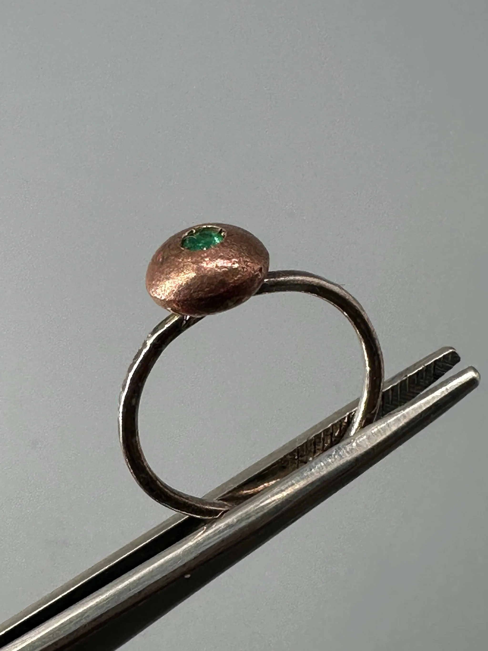 Anello BLOB di Crepundia Gioielli in argento e bronzo con smeraldo verde. BLOB ring by Crepundia Gioielli in sterling silver and bronze with green emerald.