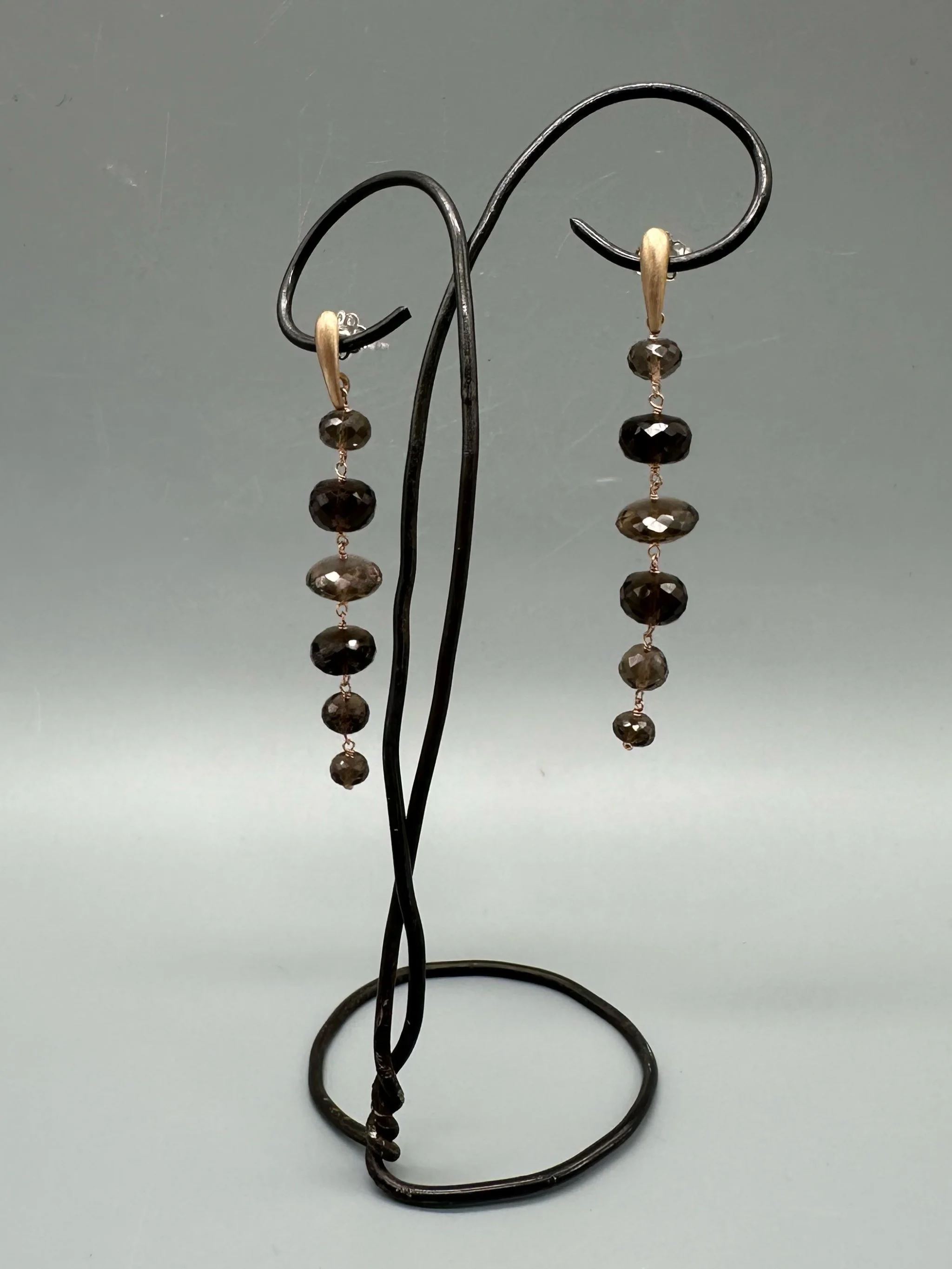 Orecchini Bold Quarzo Fumé con pietre naturali brune sfaccettate disposte in verticale. Bold Smoky Quartz earrings with vertically arranged faceted brown gemstones.