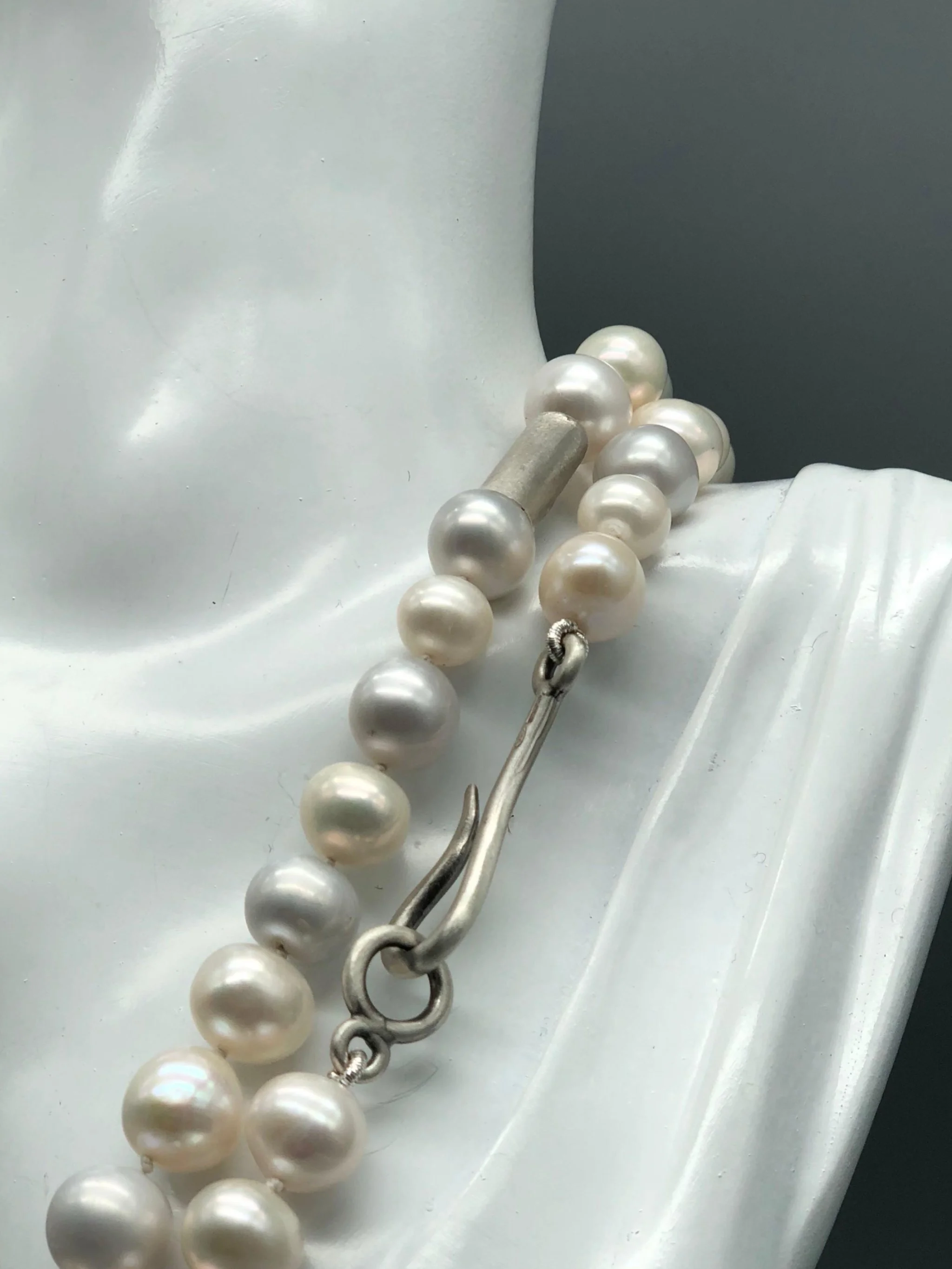 Collana Axis Pearls perle bianche e grigie argento dettaglio chiusura artigianale — Crepundia Gioielli Bologna clasp detail pearls