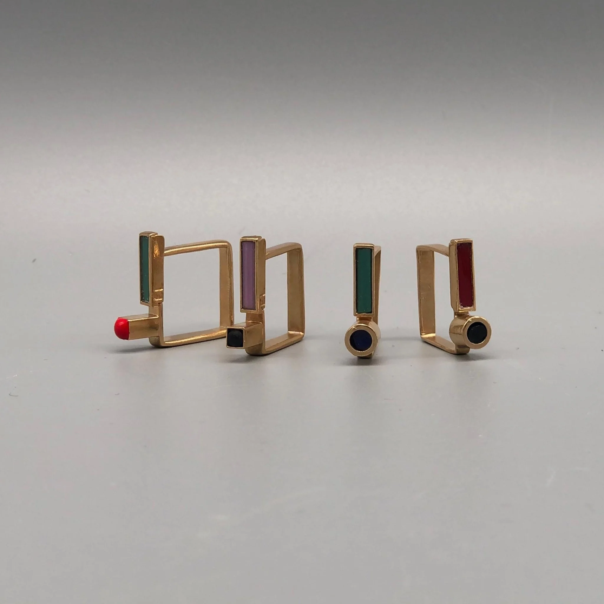 Anelli in bronzo con elementi in smalto e vetro, composizione modulare e variazioni cromatiche, EL Gioielli — Crepundia Bologna.
Bronze rings with enamel and glass elements, modular composition and chromatic variations, EL Gioielli — Crepundia Bologn