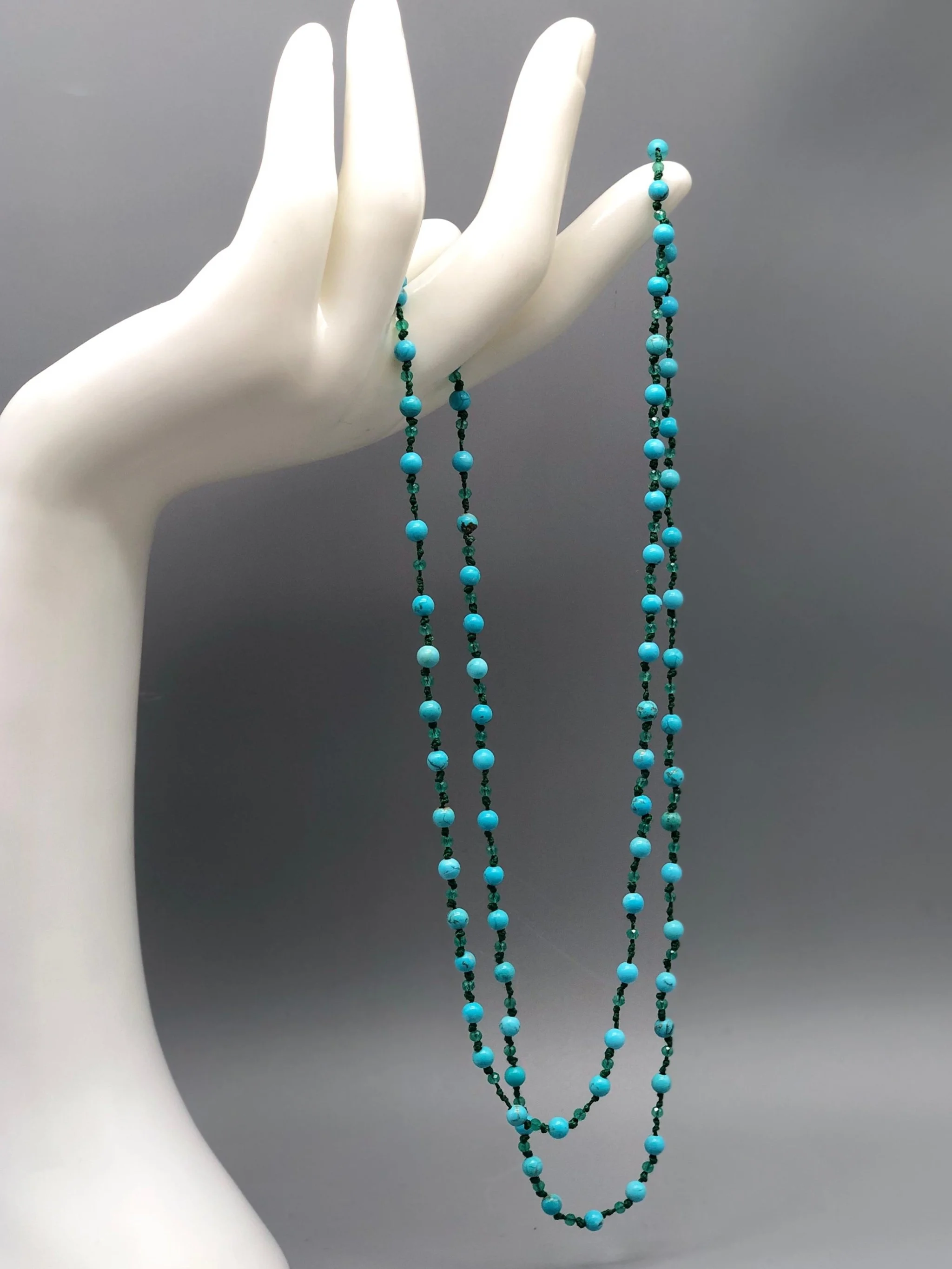 Summer necklace in turquoise and aventurine with green cotton thread. Crepundia Gioielli Bologna.
