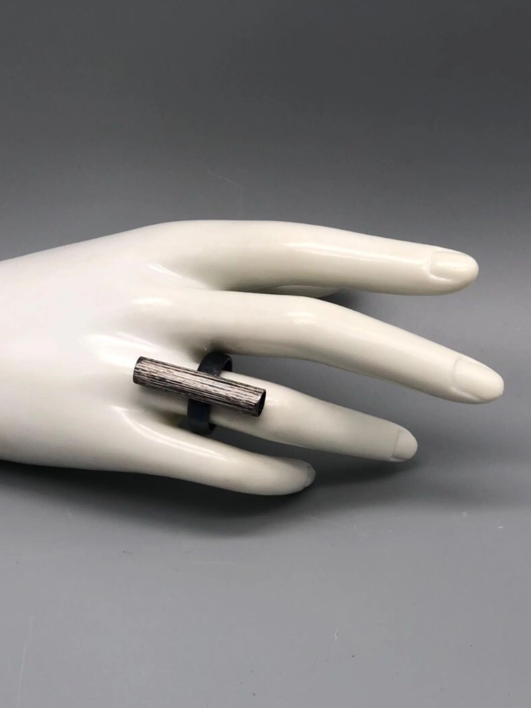 Anello Zebra Tube HoAsen Jewelry in argento 925 brunito con elemento cilindrico zigrinato — Crepundia Gioielli Bologna