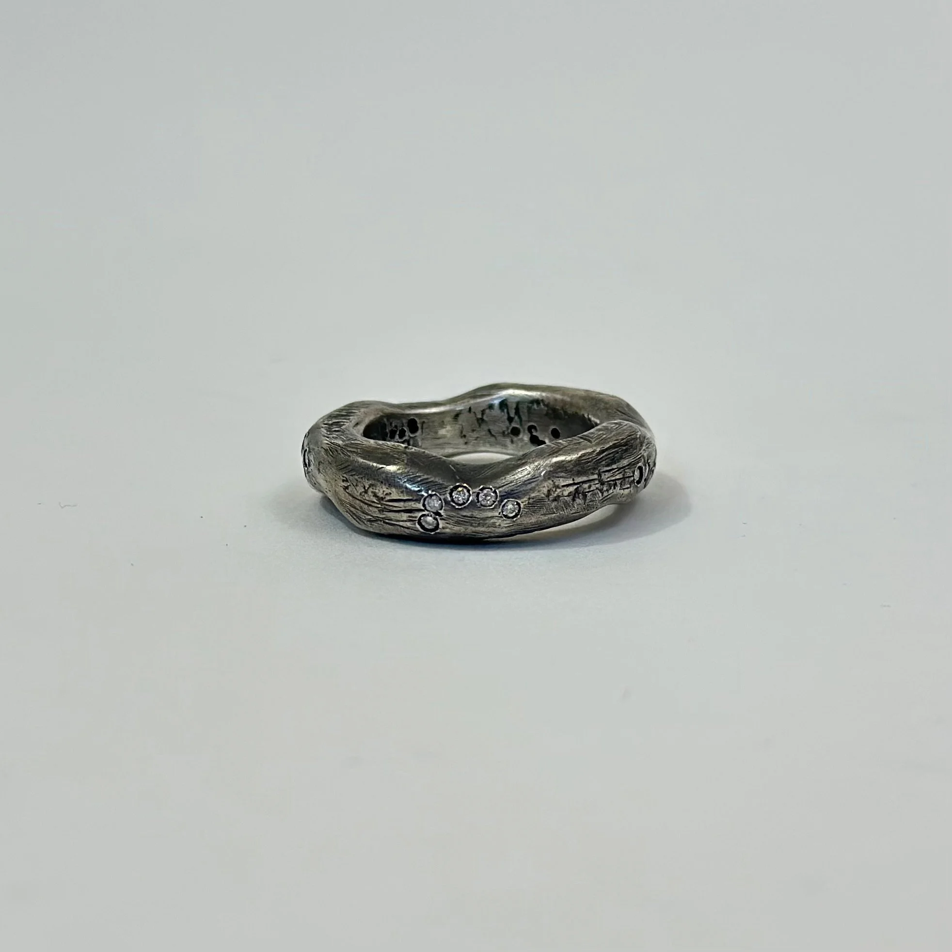 Anello Otto in argento brunito con diamanti, design organico ed effetto scolpito, Crepundia Gioielli.