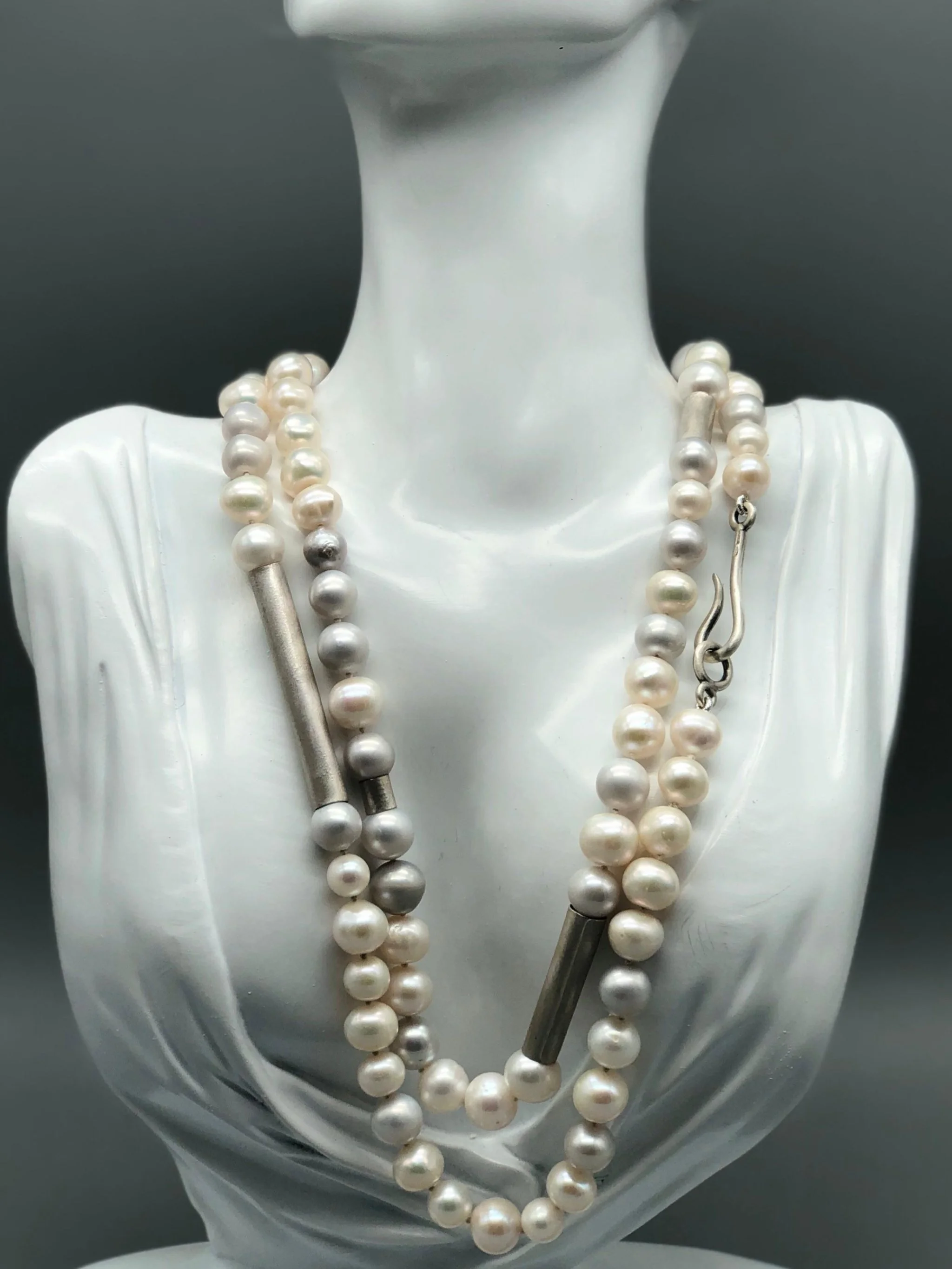 Collana Axis Pearls perle naturali bianche e grigie argento composizione completa — Crepundia Gioielli Bologna contemporary jewelry pearls