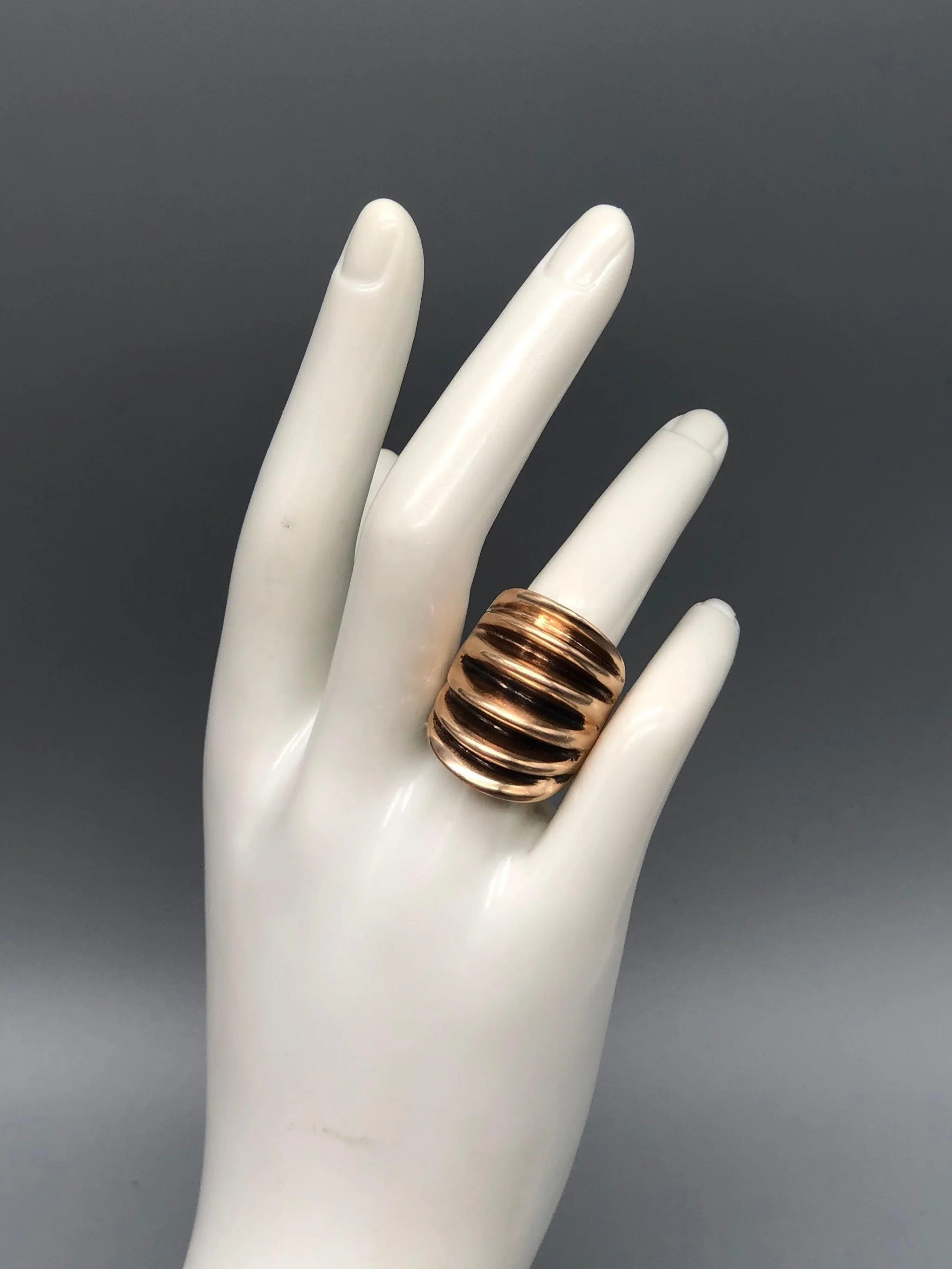 Padma Ventaglio ring in pink bronze — contemporary jewelry by Crepundia Gioielli Bologna / Anello Ventaglio Padma in bronzo rosa — gioiello contemporaneo Crepundia Gioielli Bologna