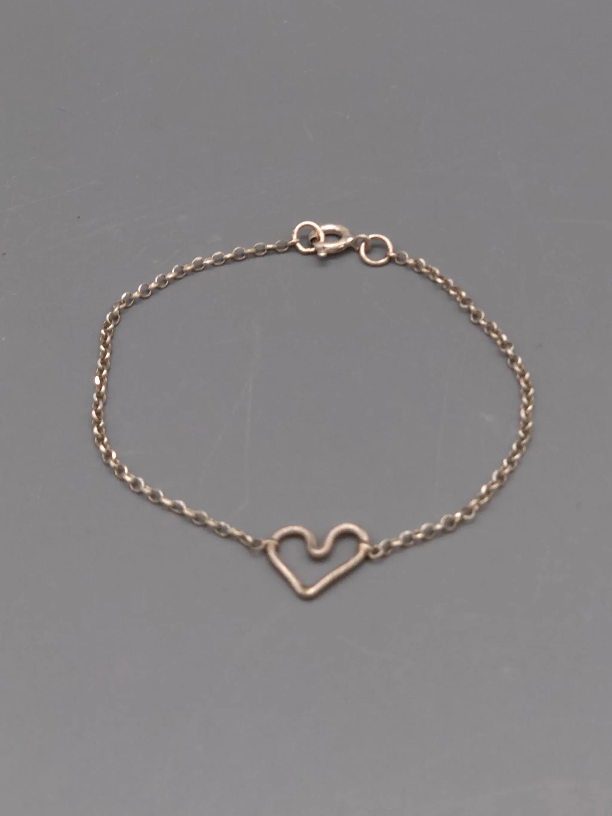 Bracciale Heart in argento 925 opaco della collezione Minimal Shapes di Crepundia Gioielli, con elemento centrale a forma di cuore.