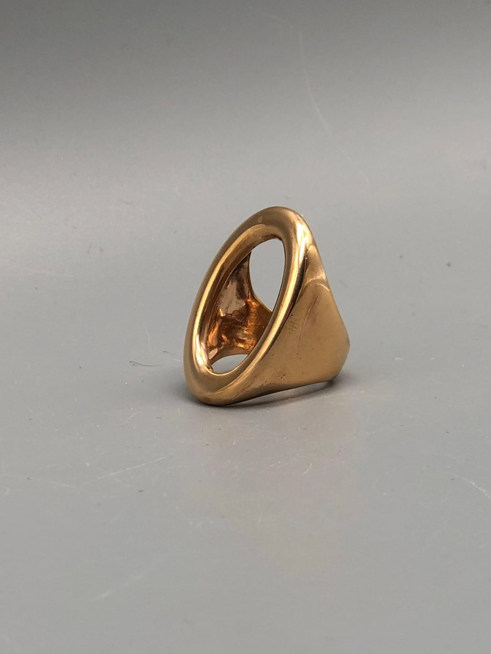 Padma Ovale ring in rose bronze, Crepundia Gioielli Bologna. / Anello Padma Ovale in bronzo rosa, Crepundia Gioielli Bologna.