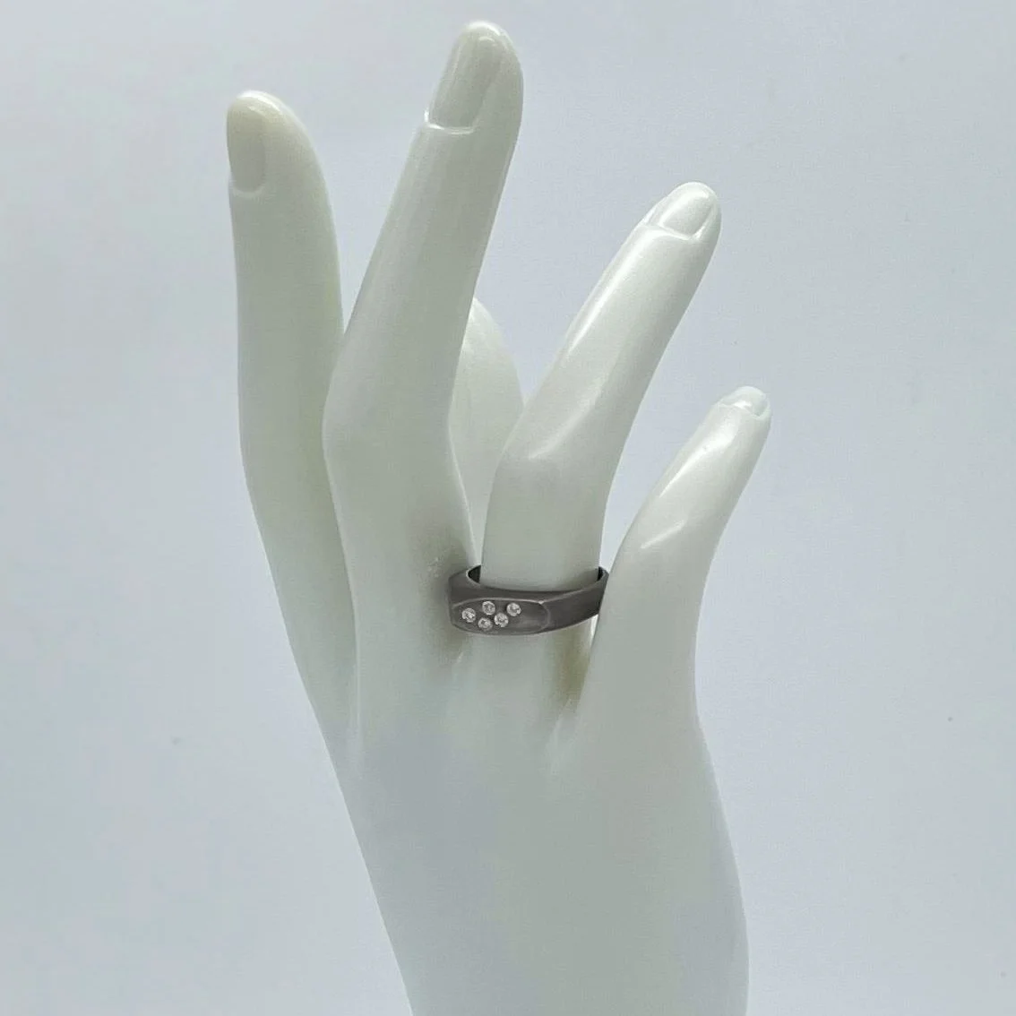 Anello Strike Dark in argento brunito scuro con diamanti, design deciso e moderno.