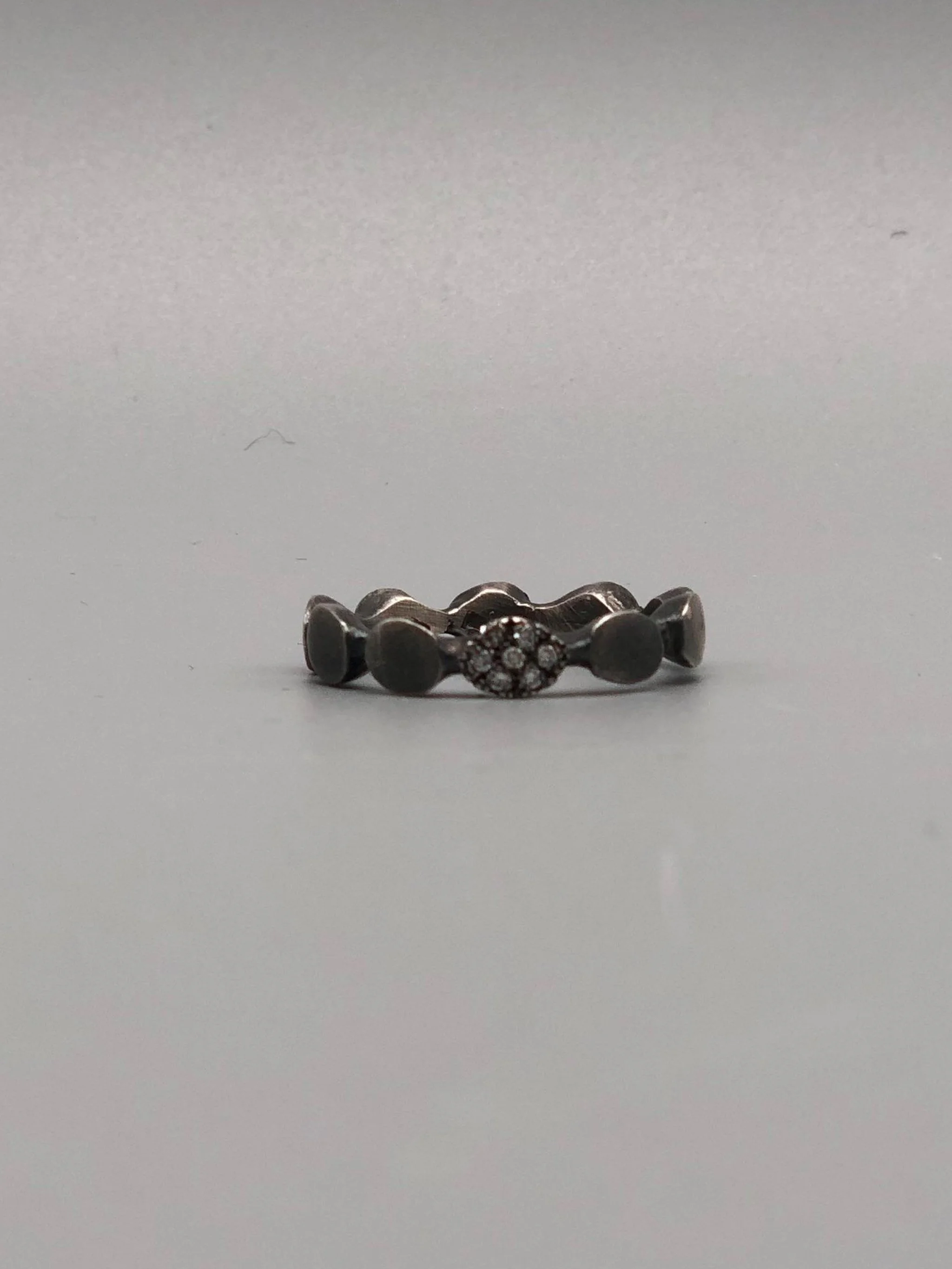 Anello Rosario in argento brunito con pavé di diamanti — Crepundia Gioielli Bologna
