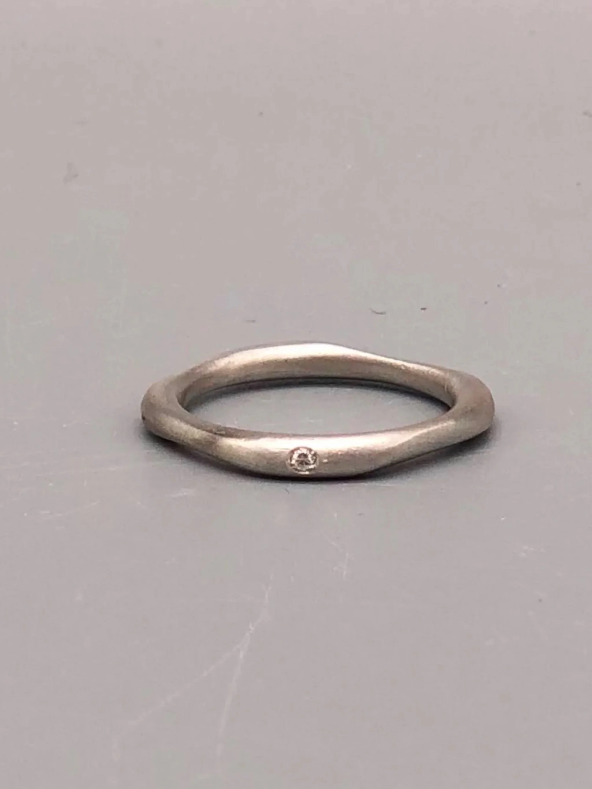 Interplay di Crepundia Gioielli, composizione di tre anelli in argento Full Wave, Wave e Flat 3, con diamanti per un totale di 0,12 ct. Interplay by Crepundia Gioielli, a set of three contemporary sil