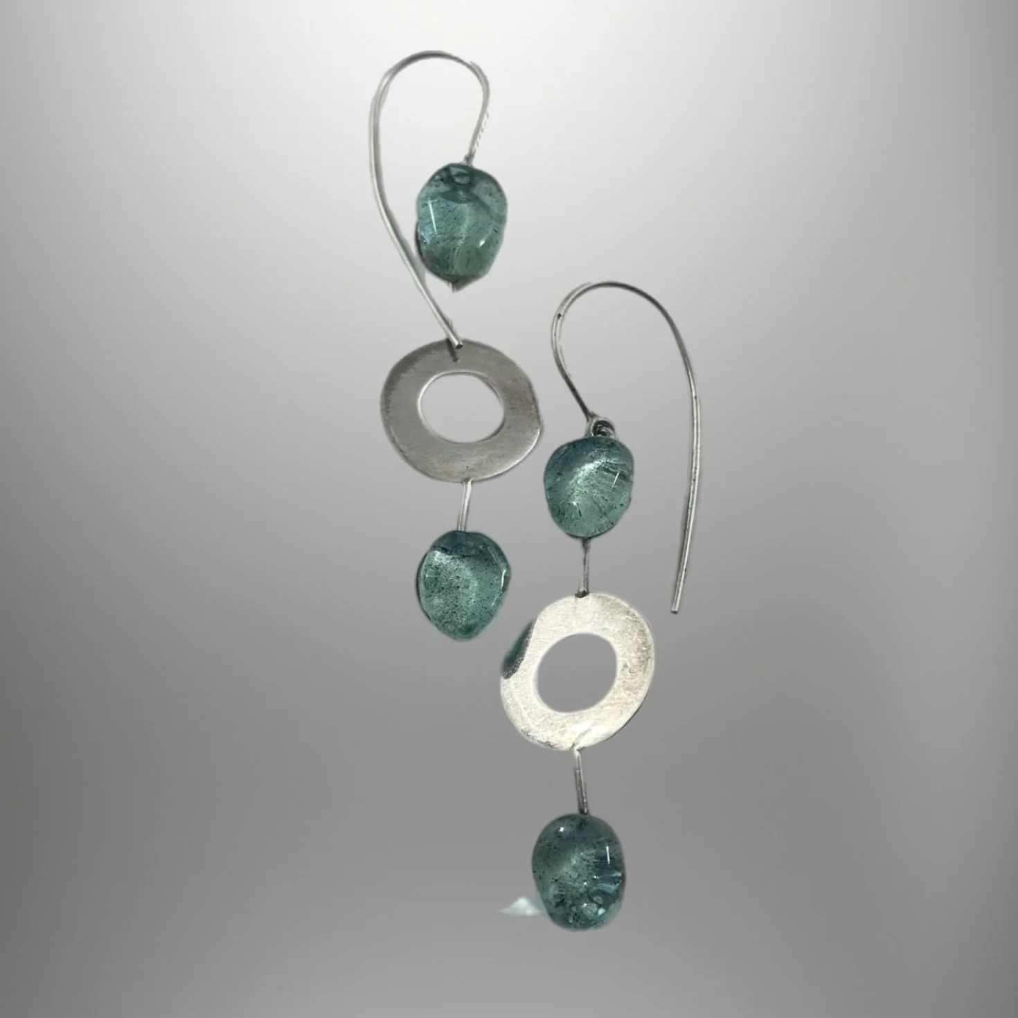 Orecchini e collana con pietre verdi e elementi di metallo