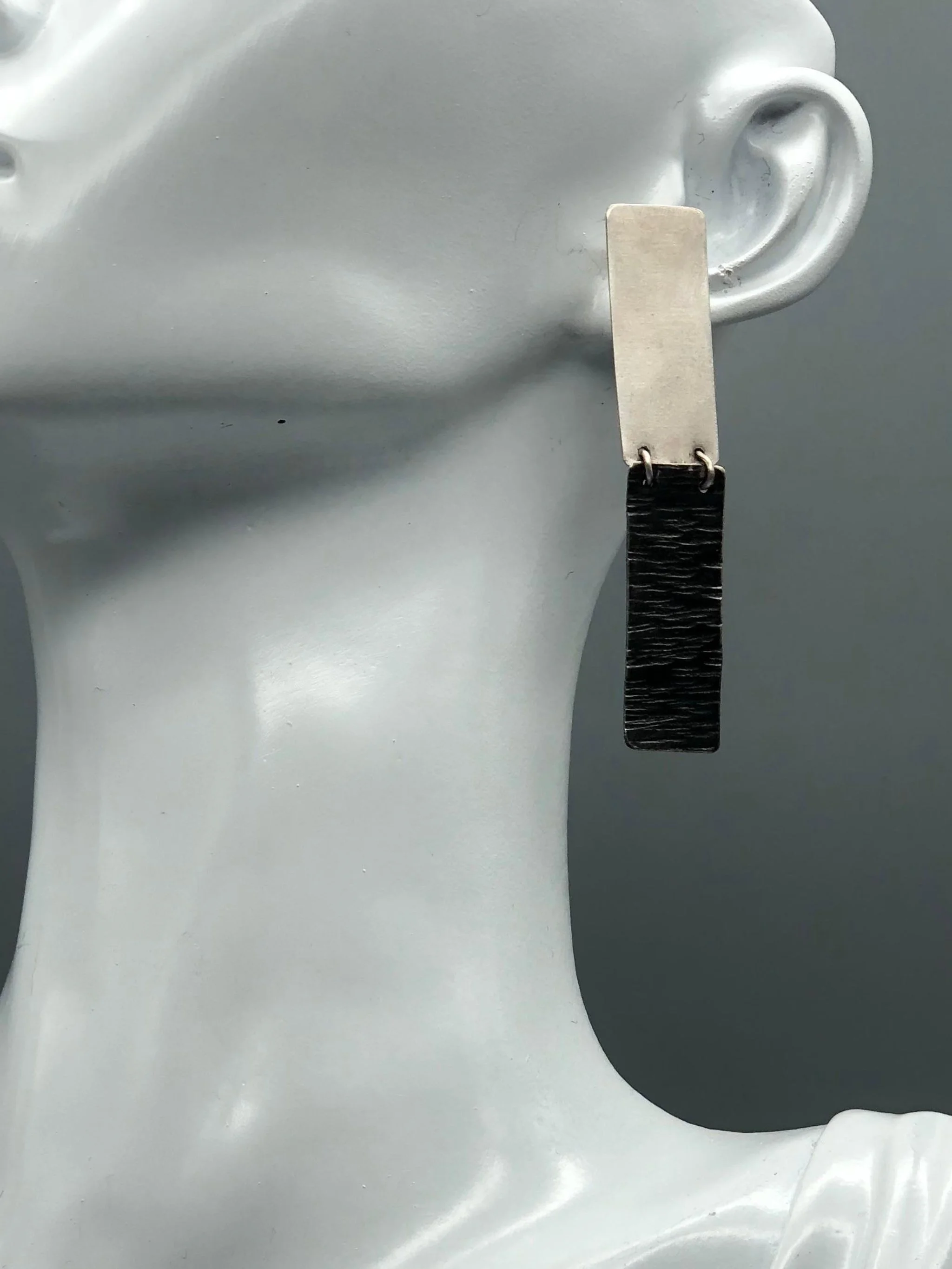 Dual earrings in matte silver and oxidized silver, Crepundia Gioielli Bologna.