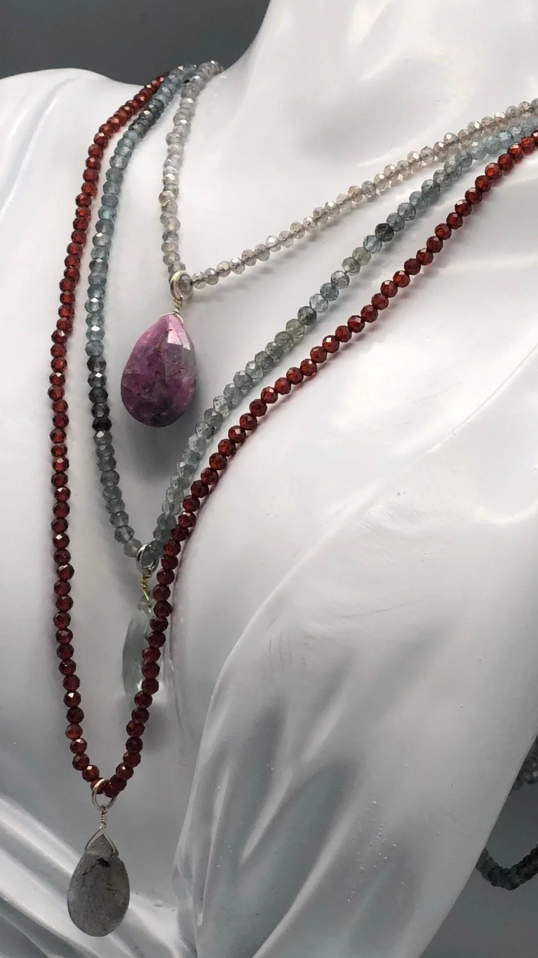 Tre collane Still Drops in pietre naturali, sovrapposizione di lunghezze e colori, composizione stratificata design contemporaneo Crepundia Gioielli — Crepundia Bologna /
Three Still Drops necklaces with natural gemstones, layered lengths and colors,