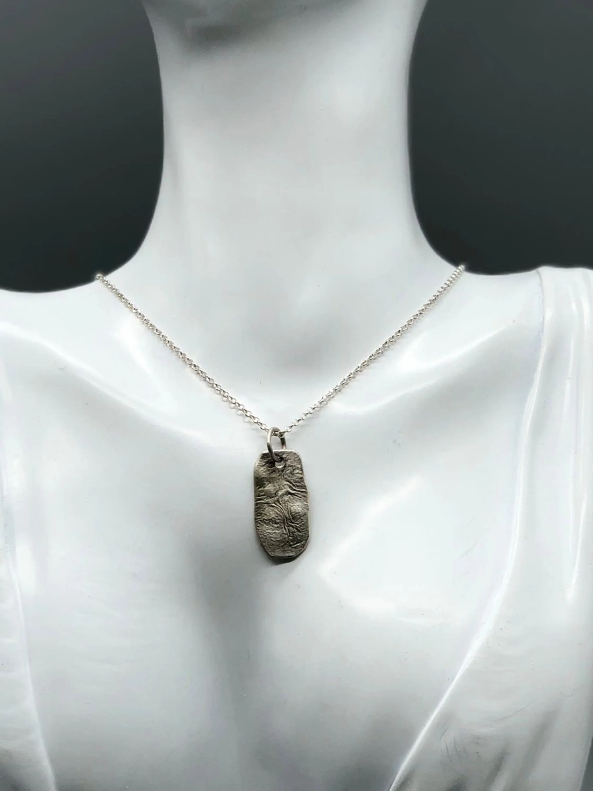 Long Essentia Fragment pendant in hammered sterling silver — Crepundia Gioielli — Crepundia Bologna