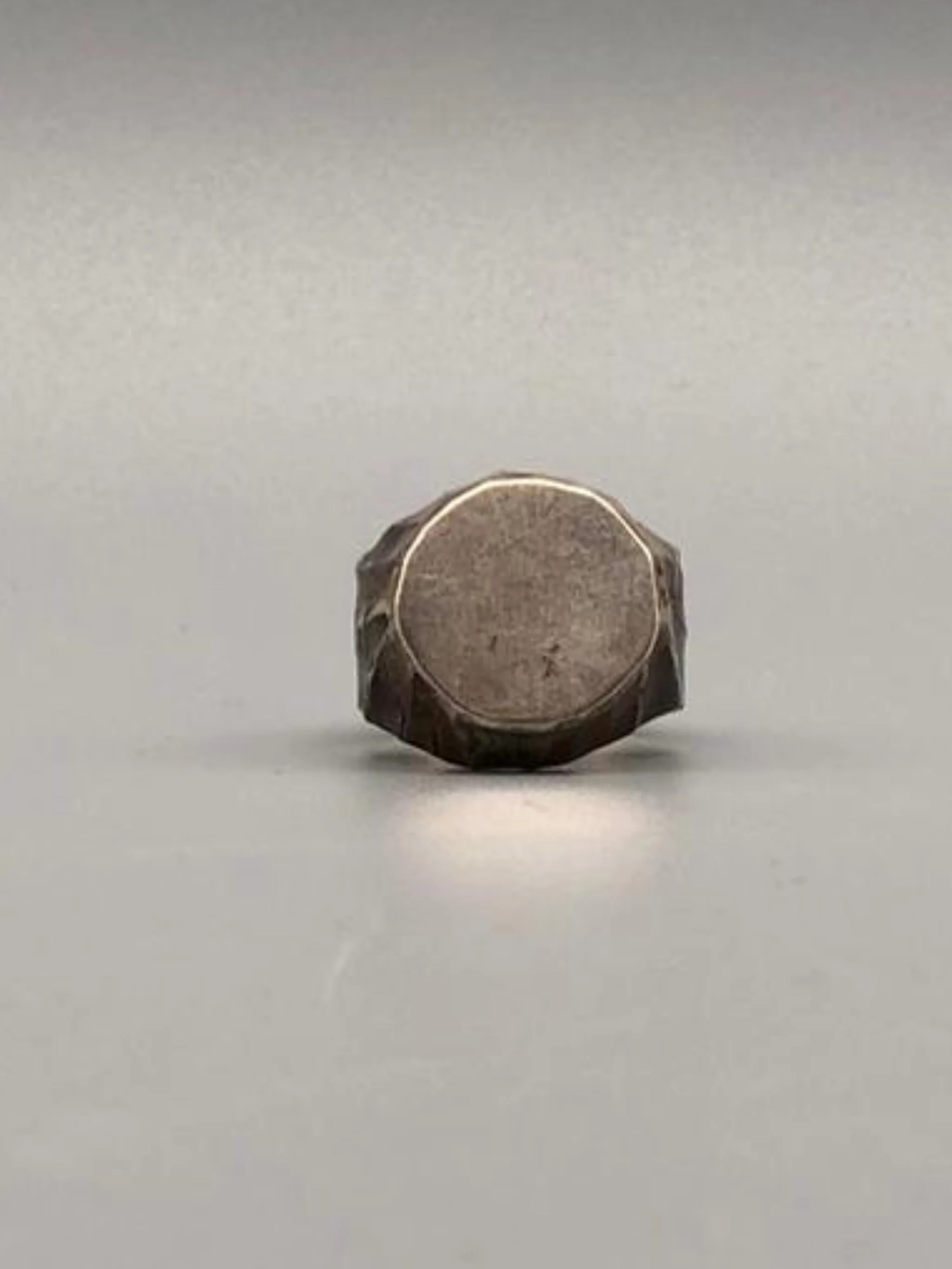 Marco Mangàni signet ring in oxidized sterling silver, smooth flat surface and solid volume, contemporary jewelry Crepundia Gioielli Bologna