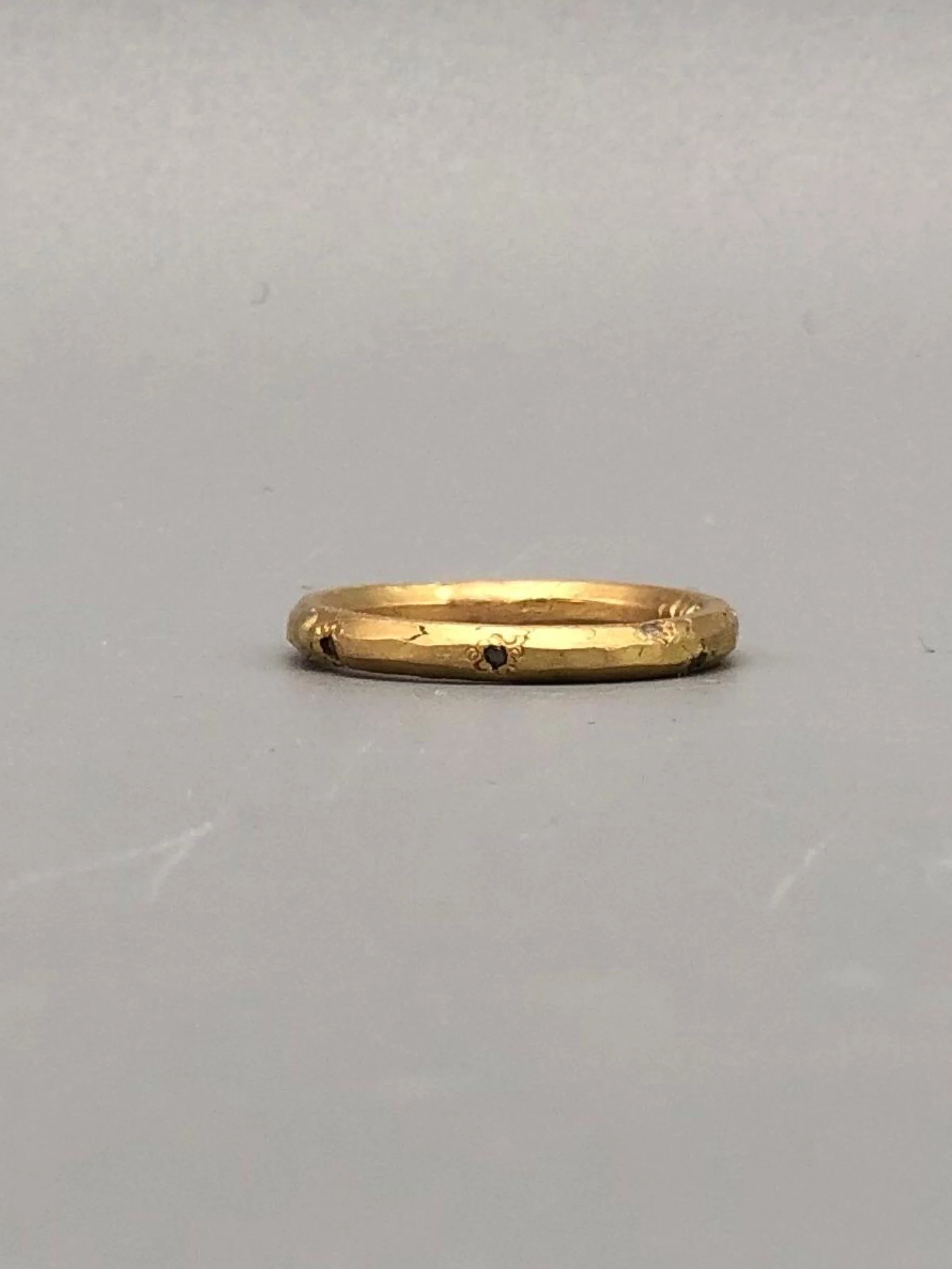 Anello Fede 5 con brillanti grigi in oro 18 carati battuto di Marco Mangàni – Crepundia Gioielli Bologna