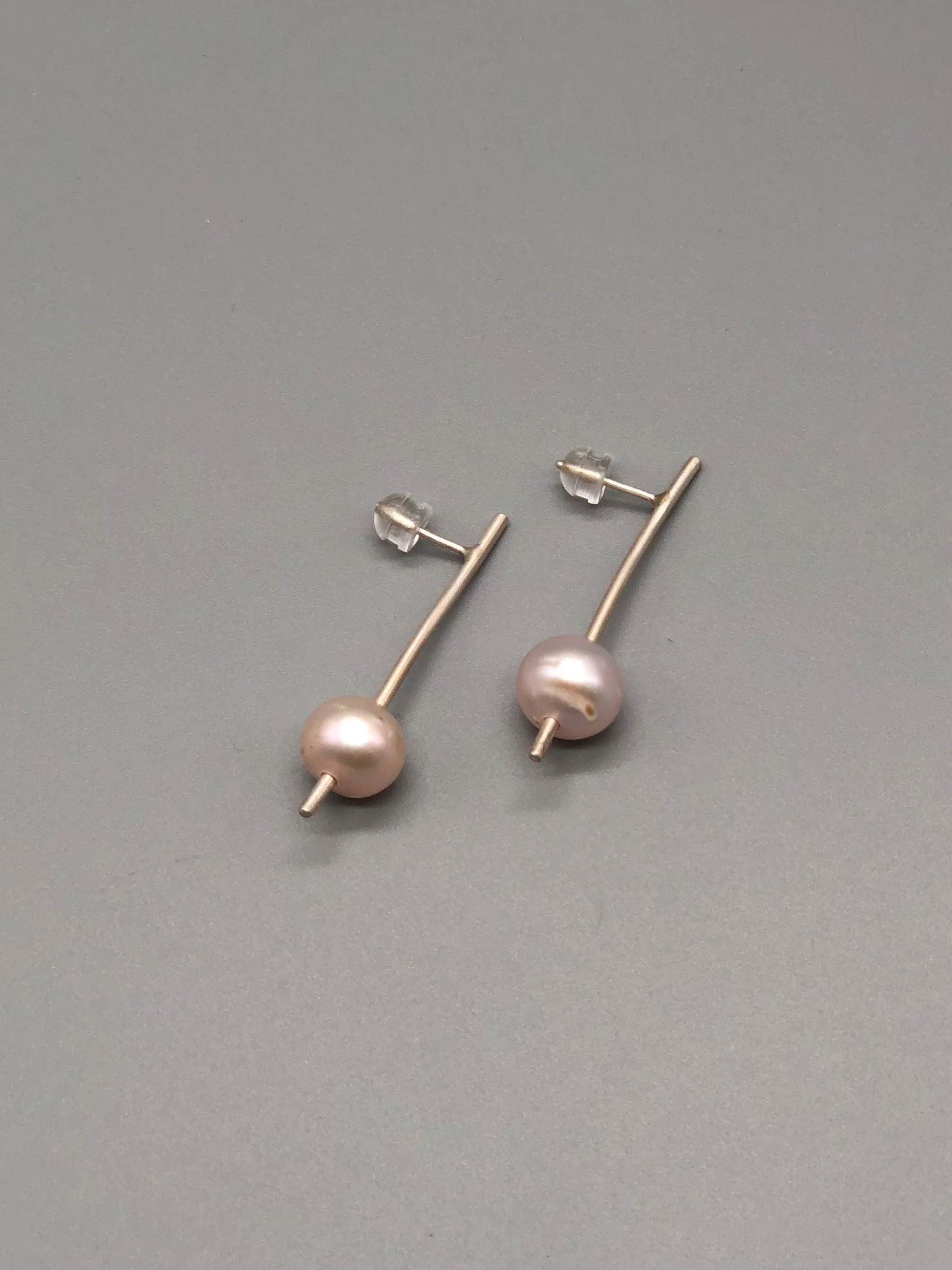 Minimal sterling silver earrings with natural white pearls on linear bars, handcrafted in the Crepundia Modena workshop — Crepundia Bologna