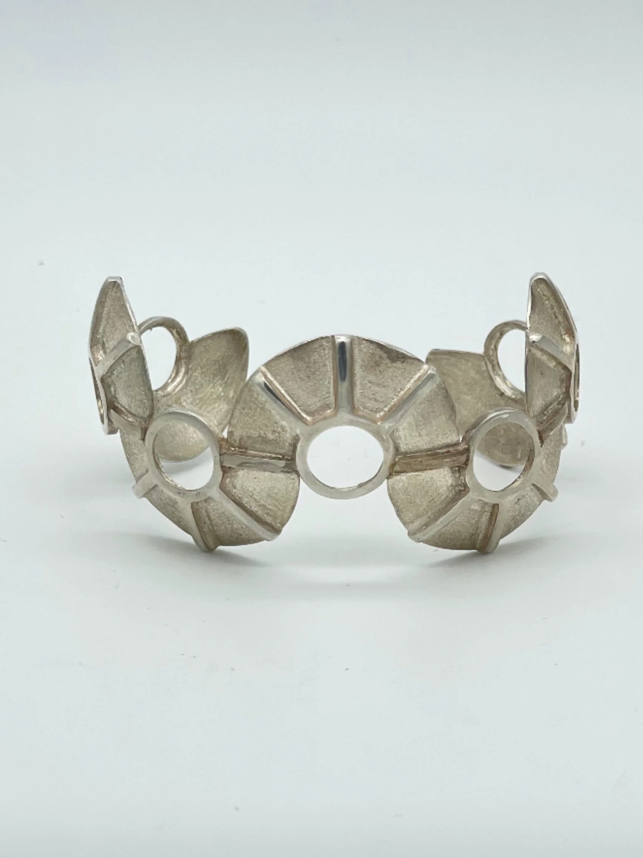 Marino bracelet by Ariadna Segafredo for Crepundia Gioielli Bologna in matte sterling silver with sculptural modular design inspired by marine forms