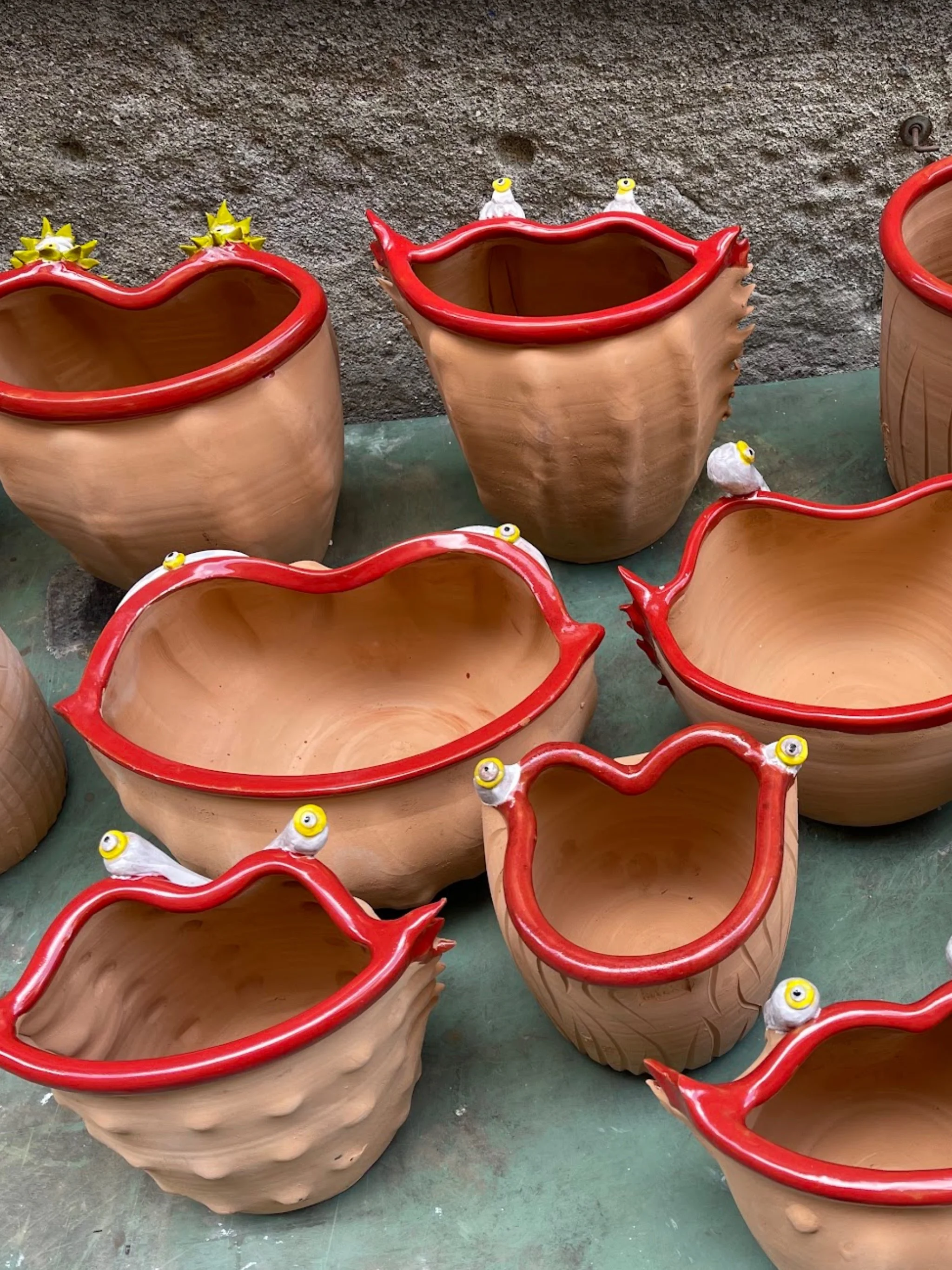 Vaso in terracotta smaltata con forma antropomorfa — Paolo Anselmo per Crepundia Gioielli Bologna
Glazed terracotta vessel with anthropomorphic form — Paolo Anselmo for Crepundia Gioielli Bologna