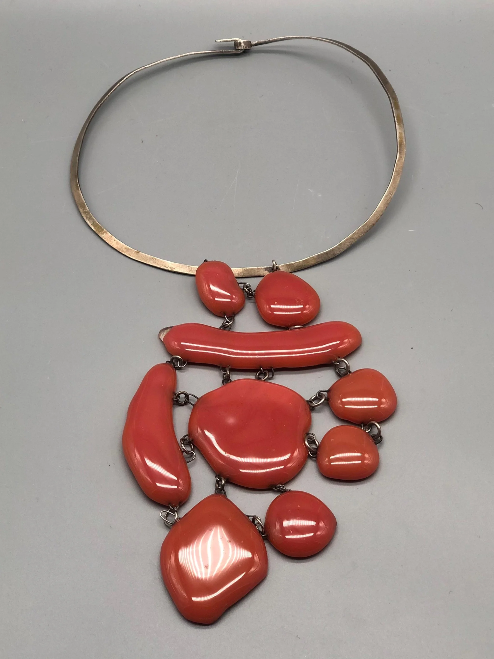 Manumara rigid Bullseye precious glass and silver necklace for Crepundia Gioielli Bologna. / Collana rigida Manumara in vetro prezioso Bullseye e argento per Crepundia Gioielli Bologna.